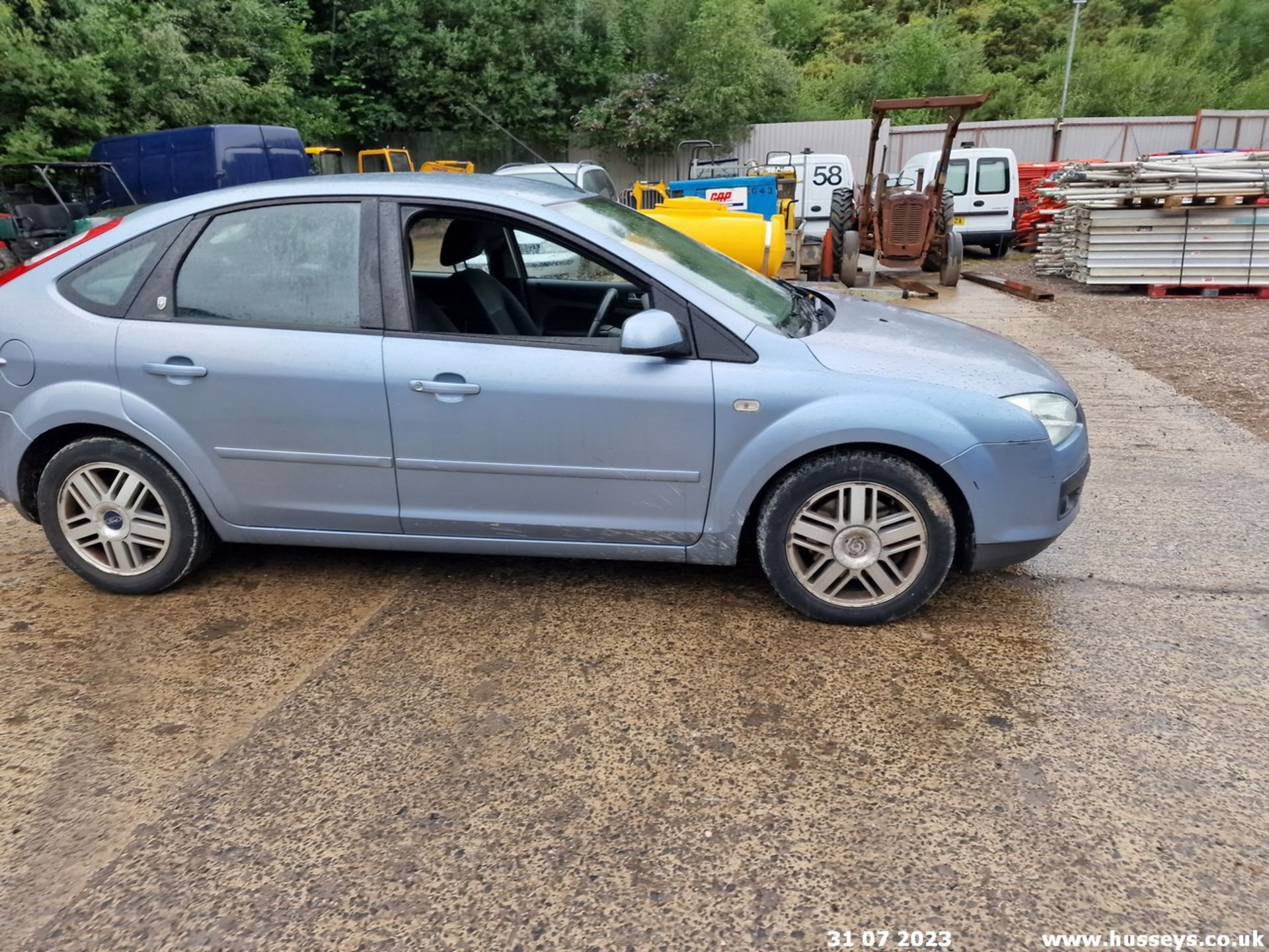 06/05 FORD FOCUS GHIA - 1999cc 5dr Hatchback (Blue, 134k) - Image 24 of 57