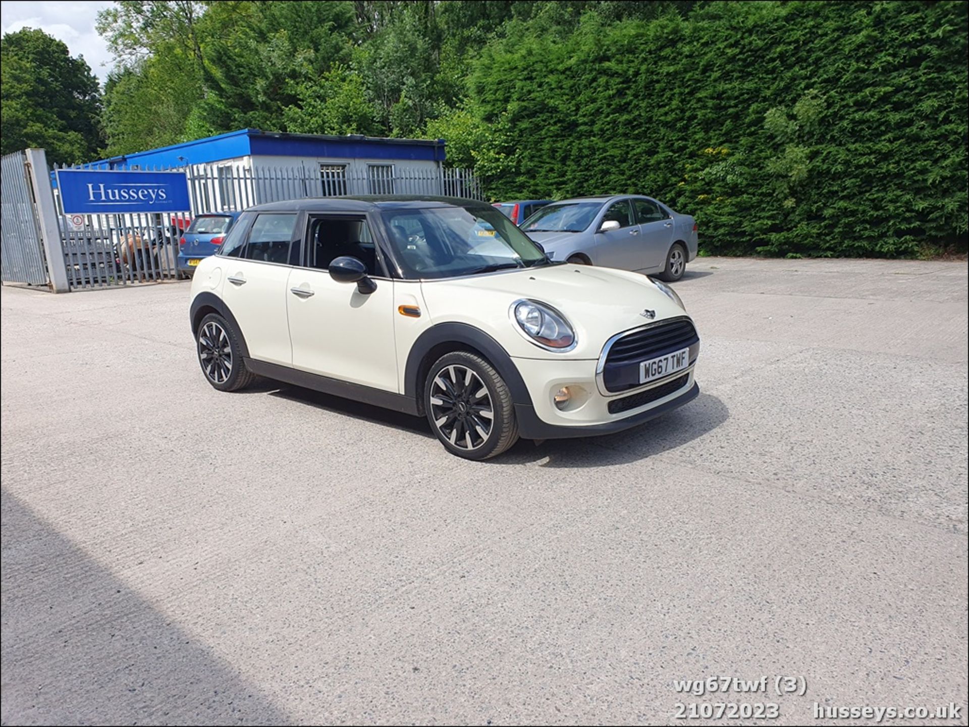 17/67 MINI COOPER AUTO - 1499cc 5dr Hatchback (White, 8k) - Image 2 of 60