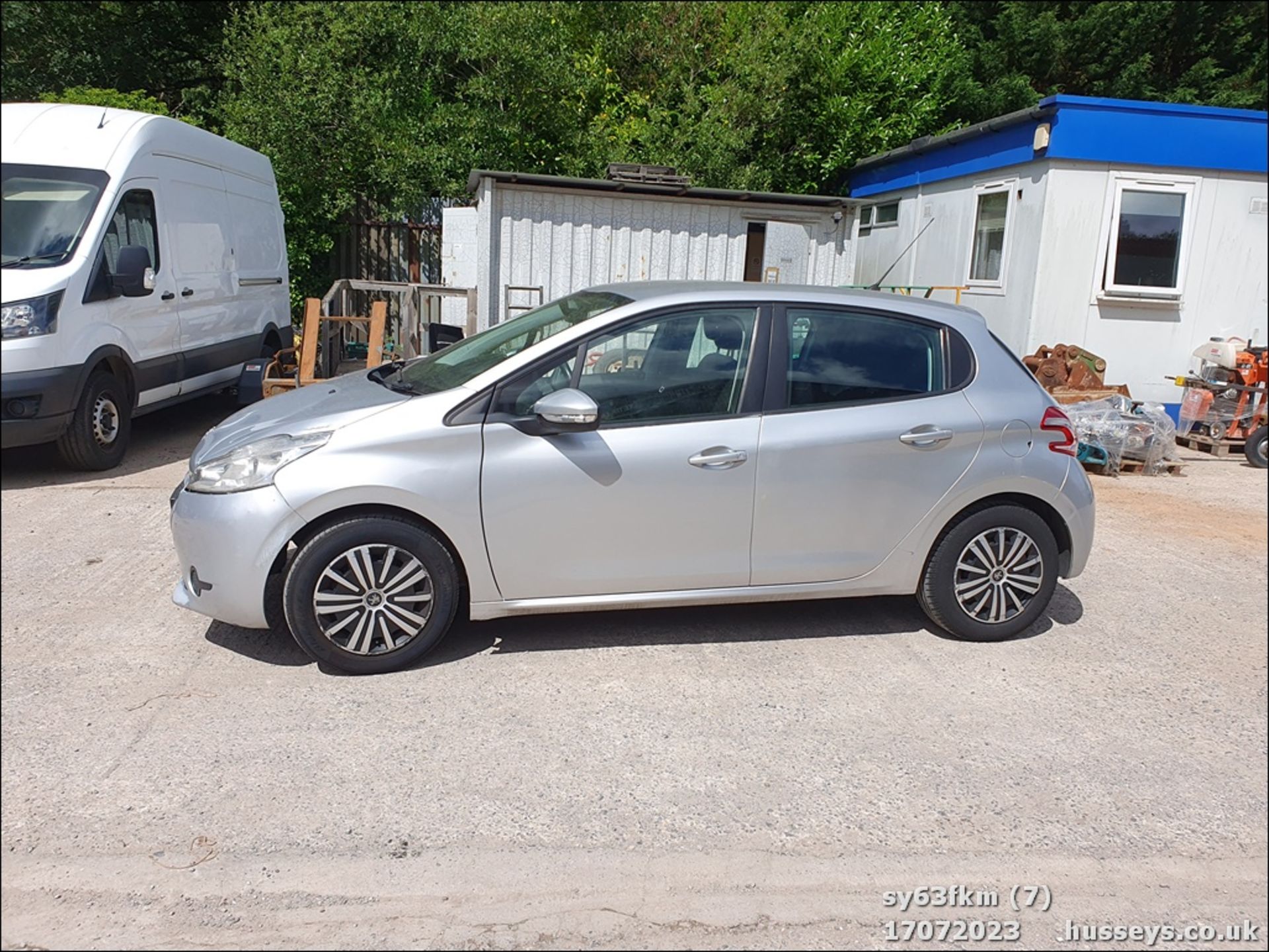 13/63 PEUGEOT 208 ACCESS PLUS - 1199cc 5dr Hatchback (Silver) - Image 8 of 59