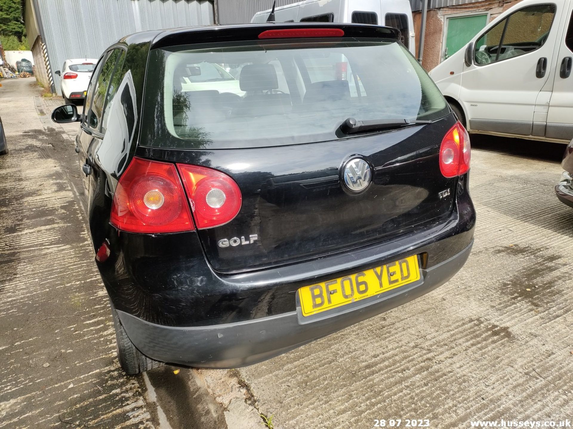 06/06 VOLKSWAGEN GOLF TDI SE AUTO - 1896cc 5dr Hatchback (Black) - Image 16 of 34