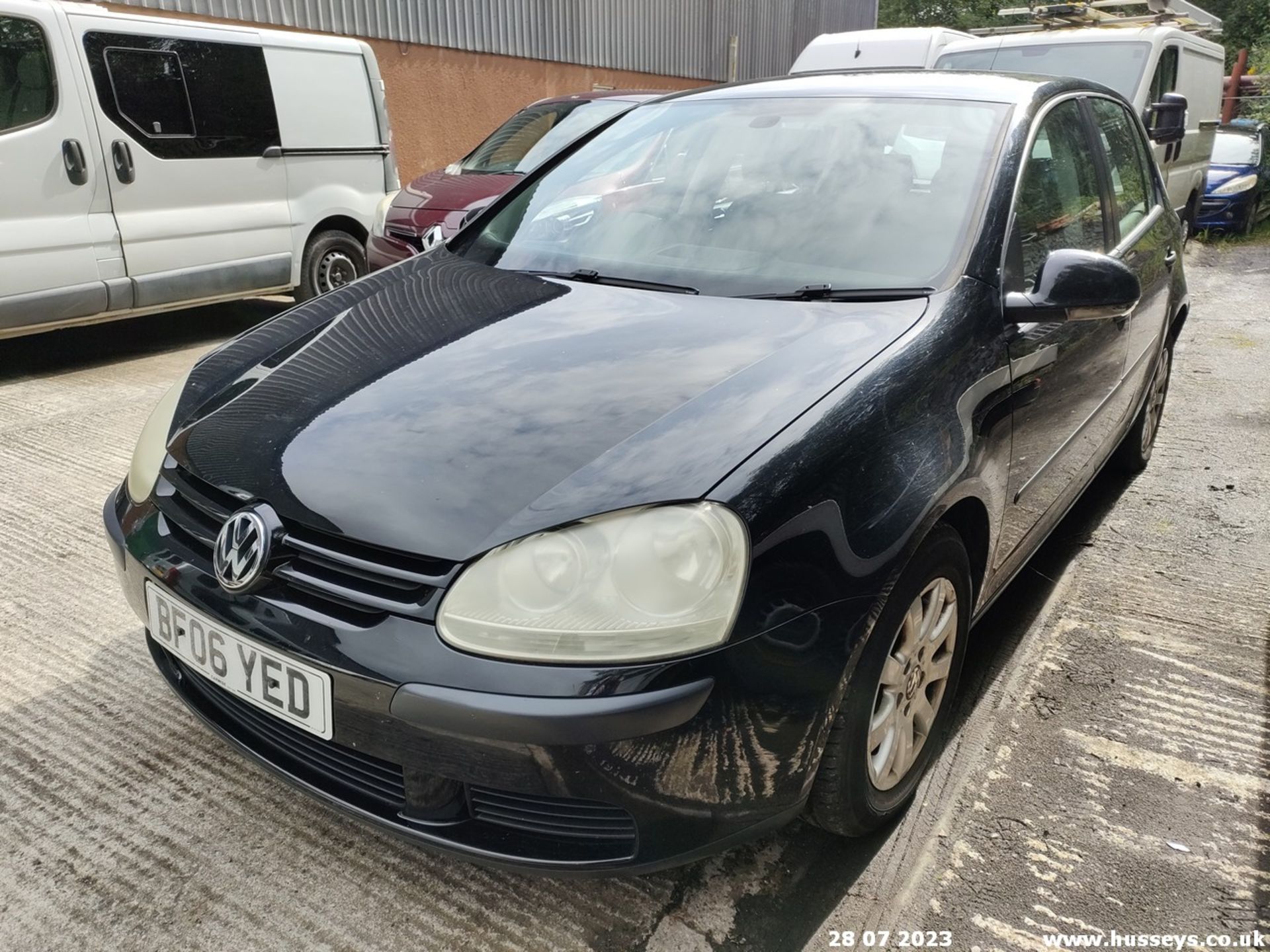 06/06 VOLKSWAGEN GOLF TDI SE AUTO - 1896cc 5dr Hatchback (Black) - Image 7 of 34