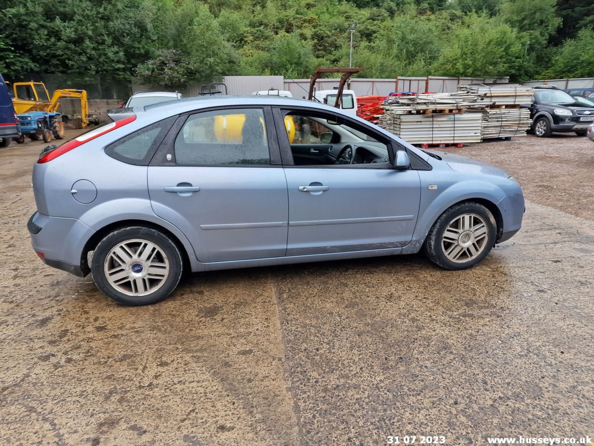 06/05 FORD FOCUS GHIA - 1999cc 5dr Hatchback (Blue, 134k) - Image 23 of 57