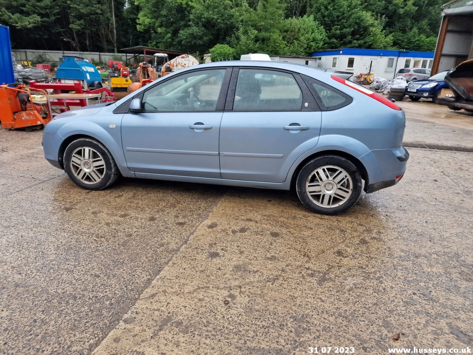 06/05 FORD FOCUS GHIA - 1999cc 5dr Hatchback (Blue, 134k) - Image 10 of 57