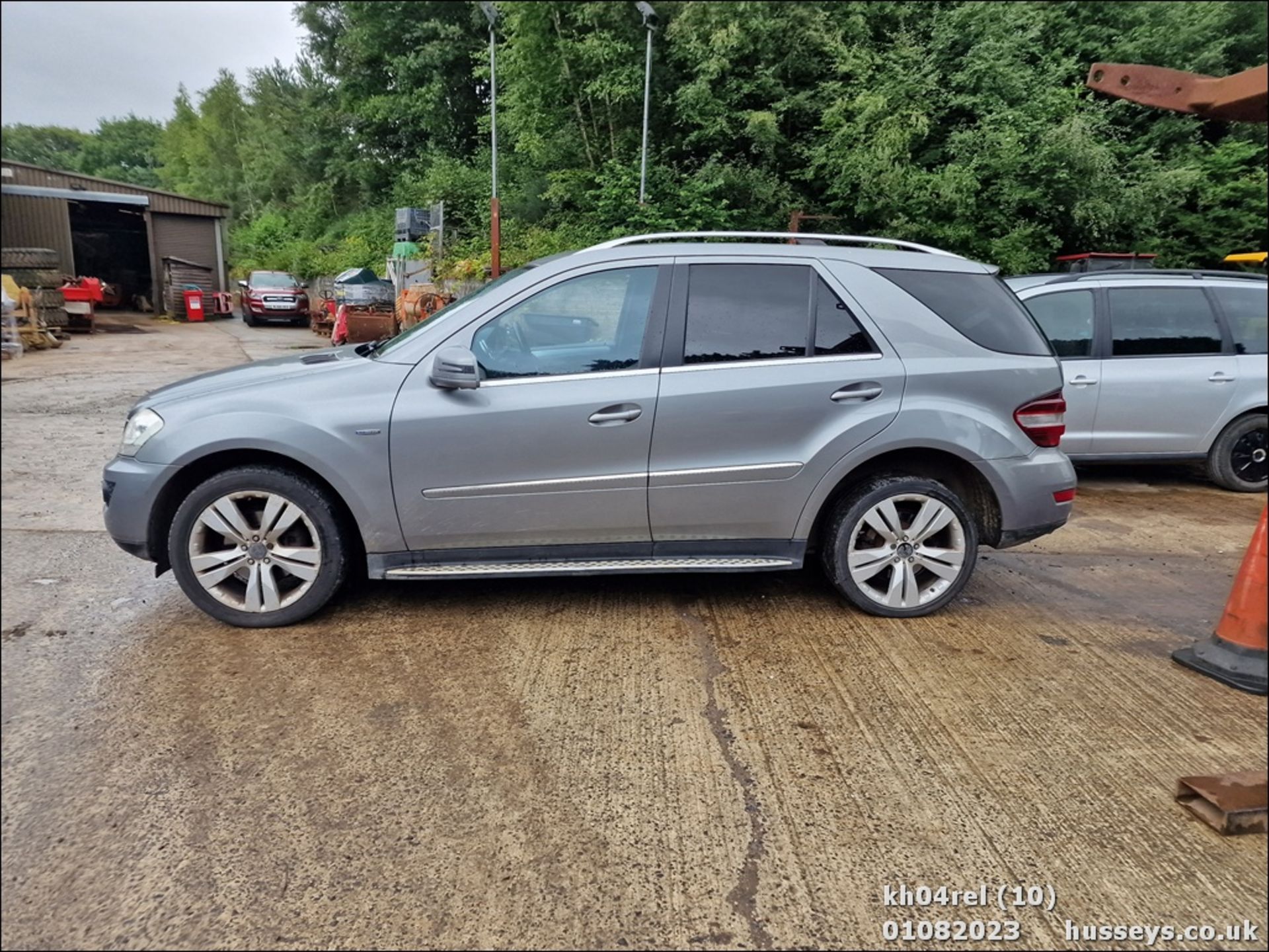 11/04 MERCEDES-BENZ ML300 SPORT CDI BLUE-CY A - 2987cc 5dr Estate (Silver, 160k) - Image 11 of 48