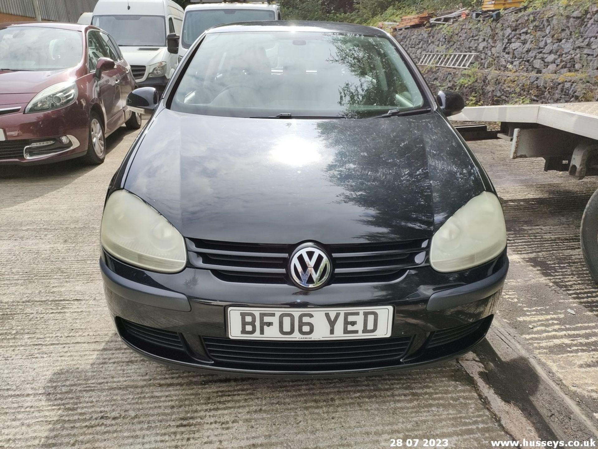 06/06 VOLKSWAGEN GOLF TDI SE AUTO - 1896cc 5dr Hatchback (Black) - Image 6 of 34