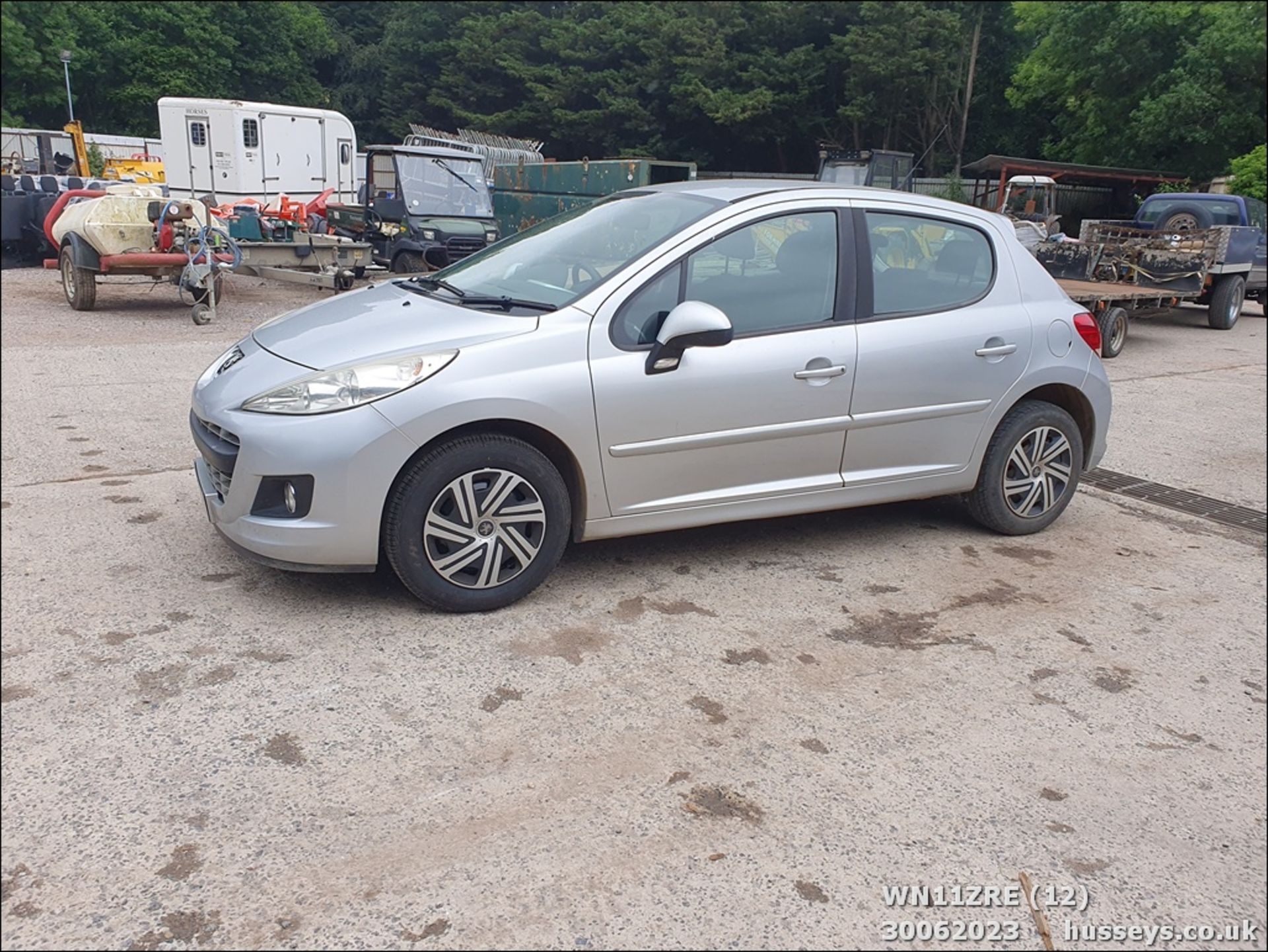 11/11 PEUGEOT 207 ACTIVE HDI - 1398cc 5dr Hatchback (Silver, 114k) - Image 12 of 47