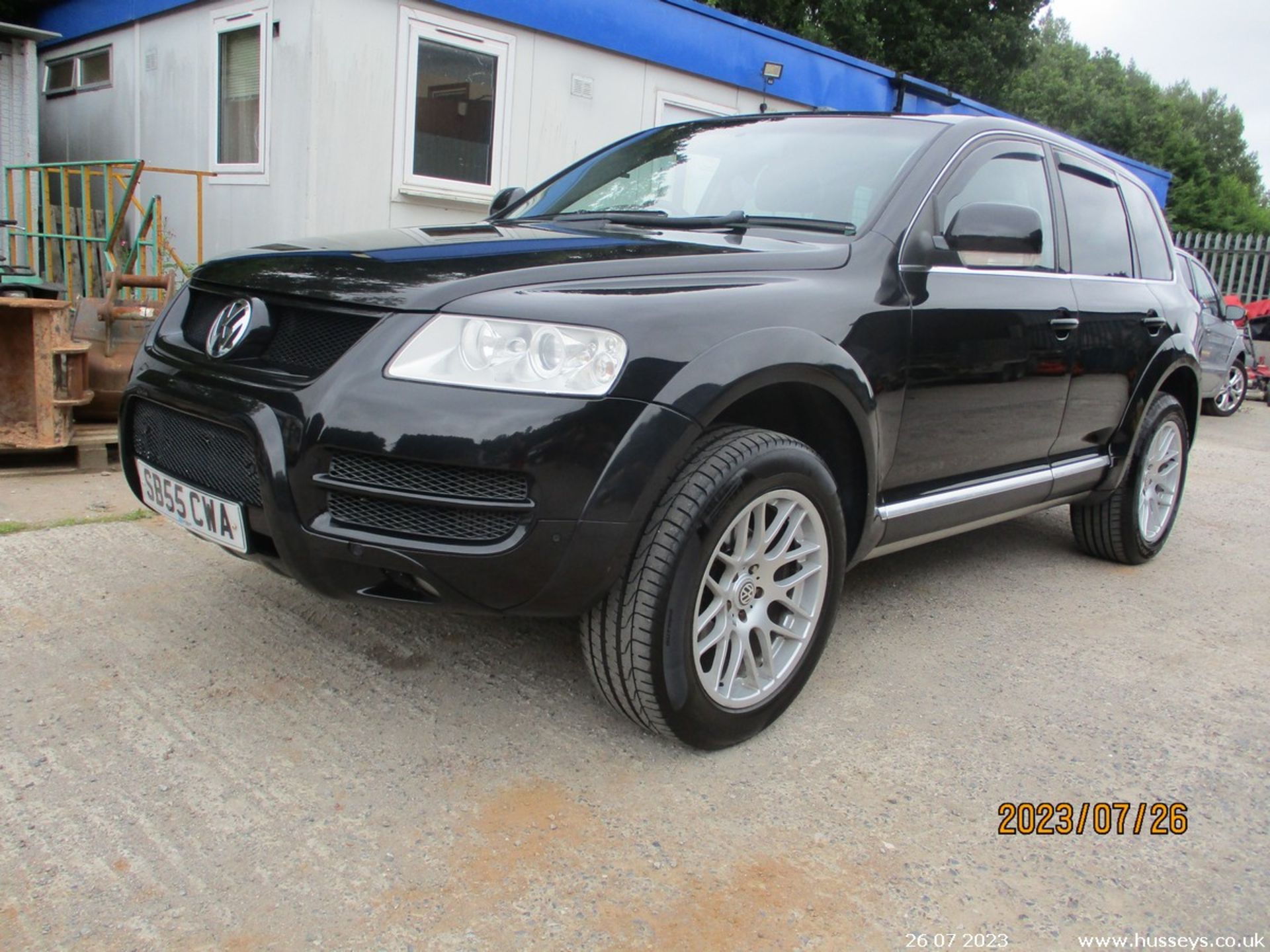 05/55 VOLKSWAGEN TOUAREG SE SPORT - 2461cc 5dr Estate (Black) - Image 3 of 17