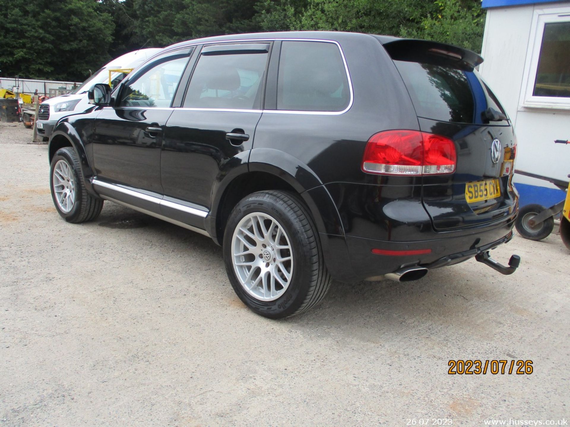 05/55 VOLKSWAGEN TOUAREG SE SPORT - 2461cc 5dr Estate (Black) - Image 5 of 17