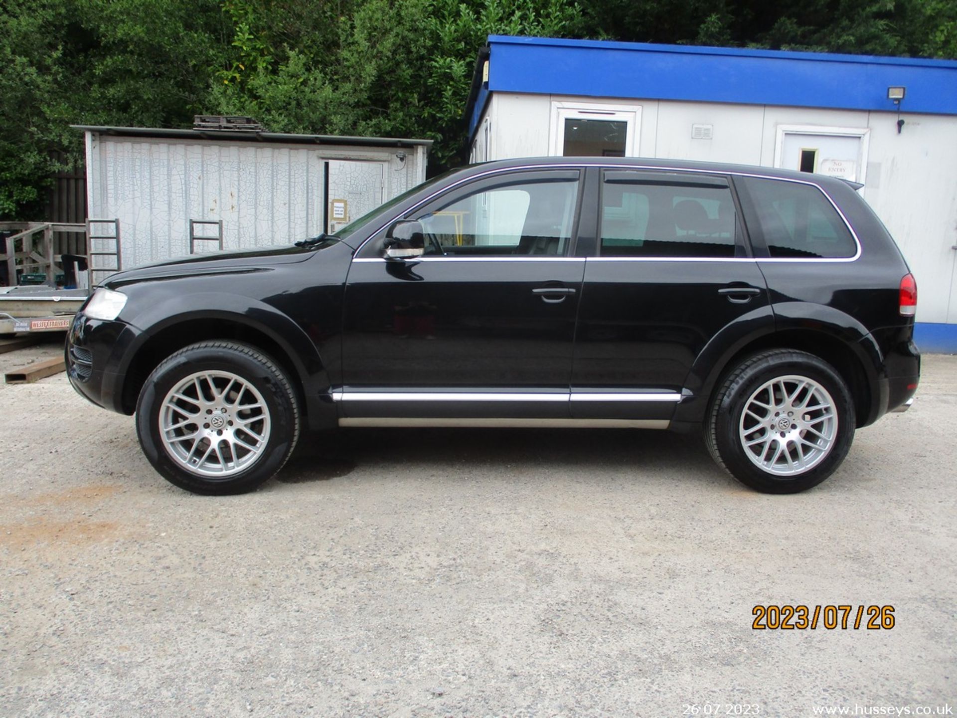 05/55 VOLKSWAGEN TOUAREG SE SPORT - 2461cc 5dr Estate (Black) - Image 4 of 17