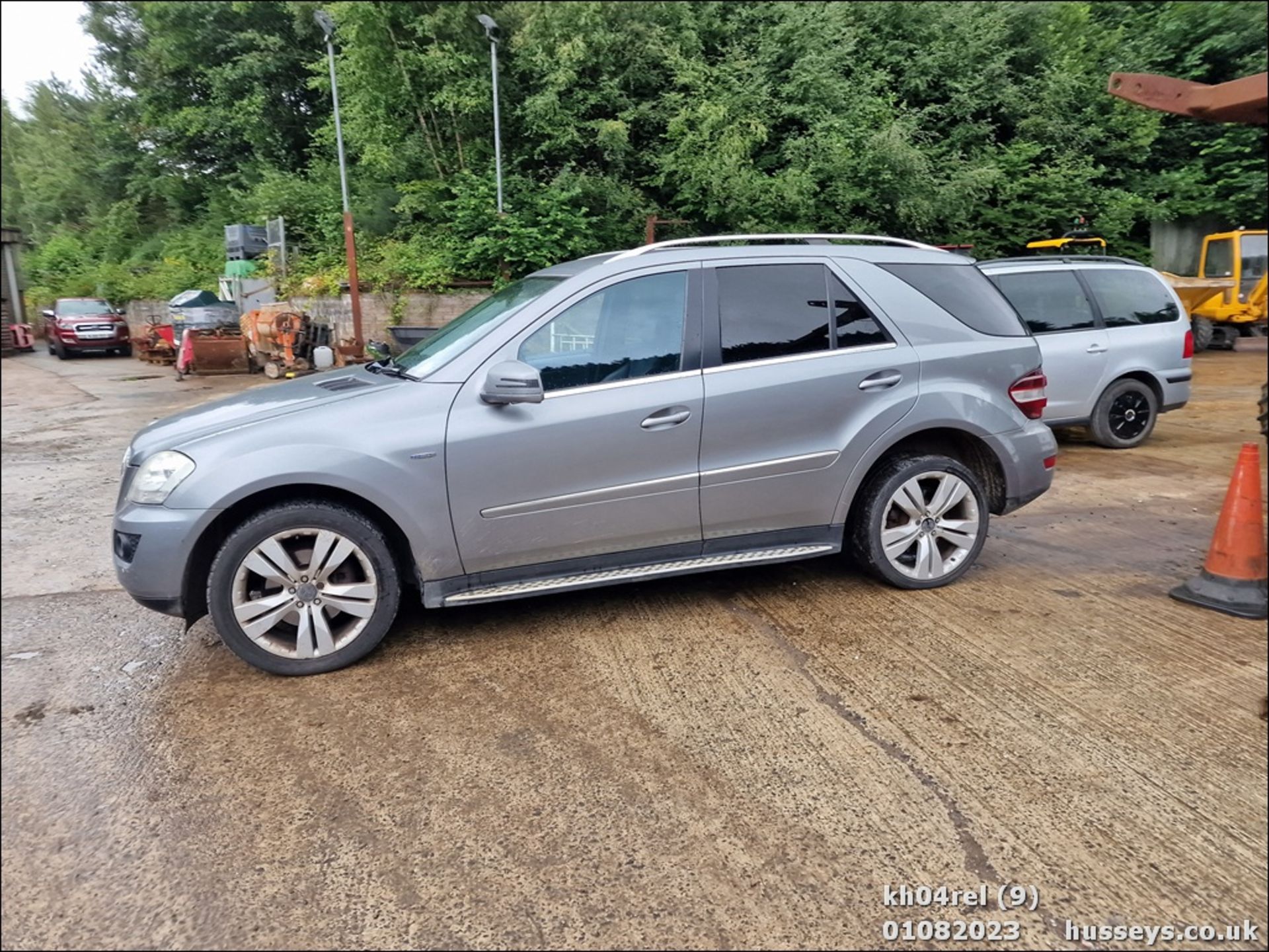 11/04 MERCEDES-BENZ ML300 SPORT CDI BLUE-CY A - 2987cc 5dr Estate (Silver, 160k) - Image 10 of 48