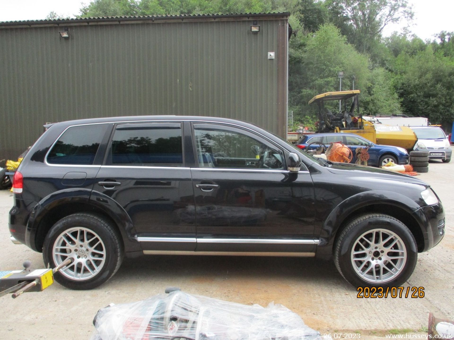 05/55 VOLKSWAGEN TOUAREG SE SPORT - 2461cc 5dr Estate (Black) - Image 11 of 17