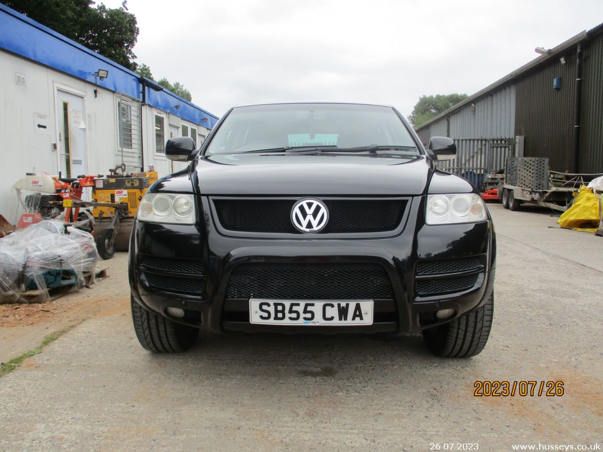 05/55 VOLKSWAGEN TOUAREG SE SPORT - 2461cc 5dr Estate (Black) - Image 2 of 17