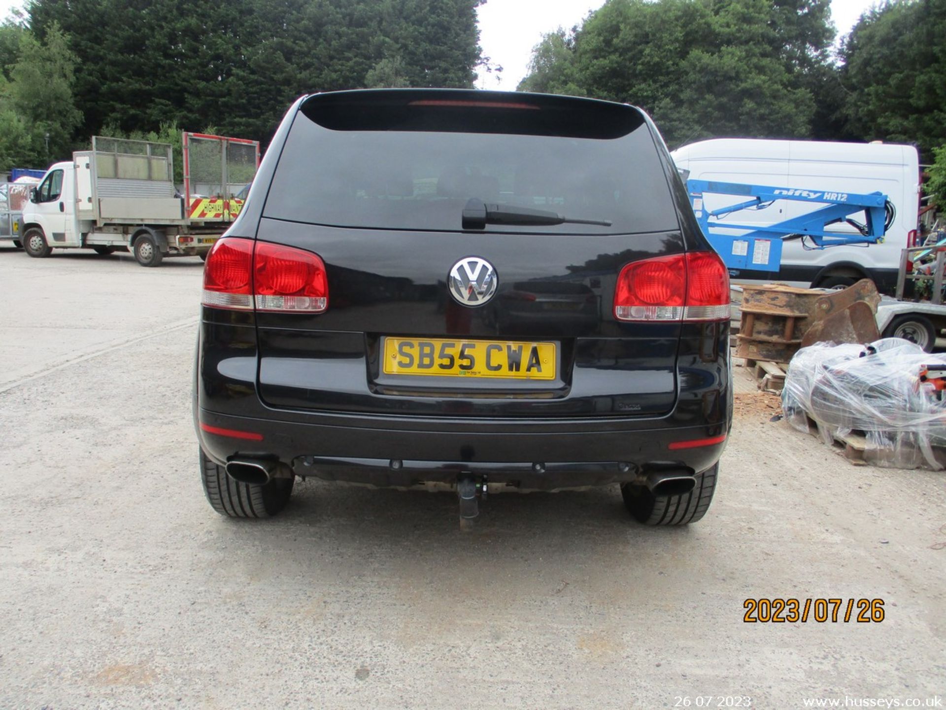 05/55 VOLKSWAGEN TOUAREG SE SPORT - 2461cc 5dr Estate (Black) - Image 6 of 17