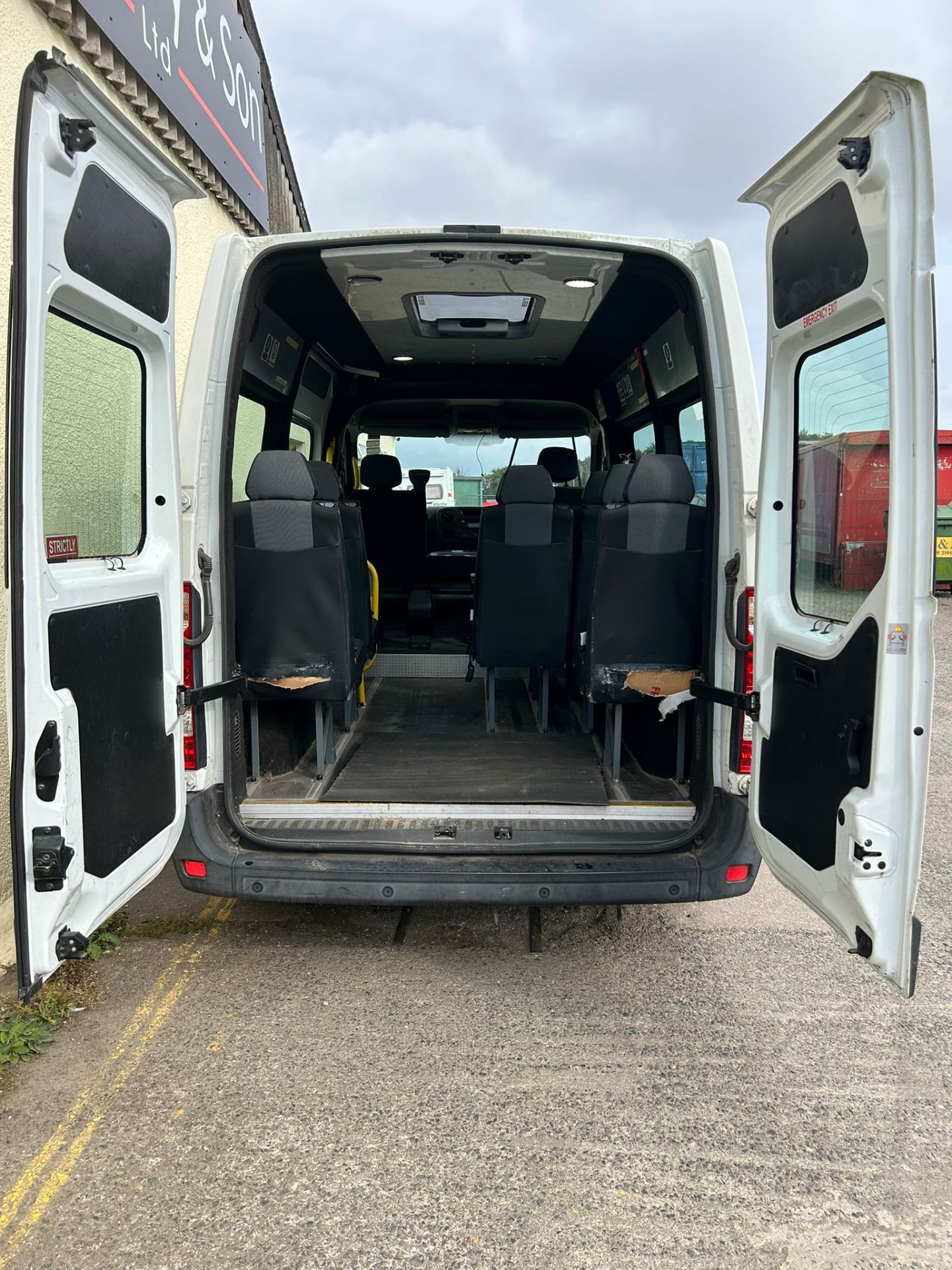 14/14 RENAULT MASTER 10 SEAT MINIBUS - 2299cc Bus (White) - Image 4 of 23