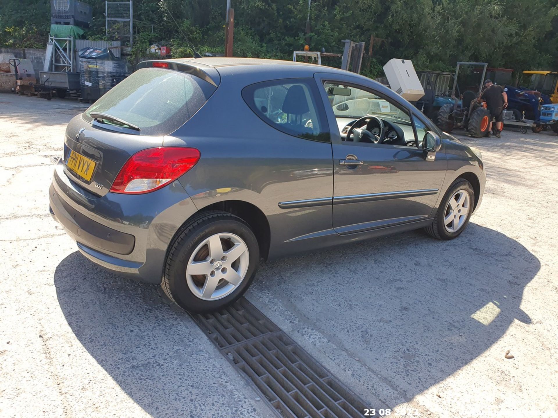 11/11 PEUGEOT 207 ENVY - 1360cc 3dr Hatchback (Grey, 94k) - Image 9 of 51