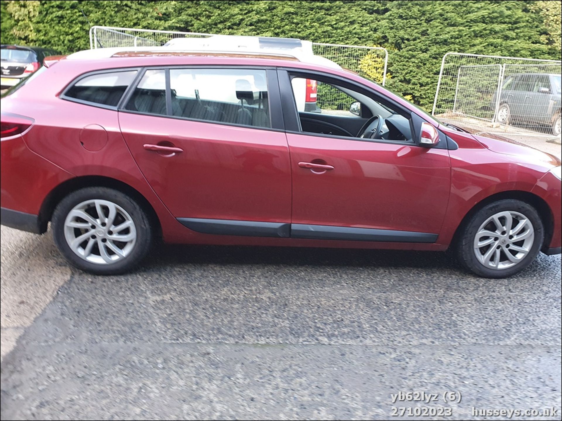 13/62 RENAULT MEGANE EXPRESSION PLUS DC - 1461cc 5dr Estate (Red, 211k) - Image 7 of 57