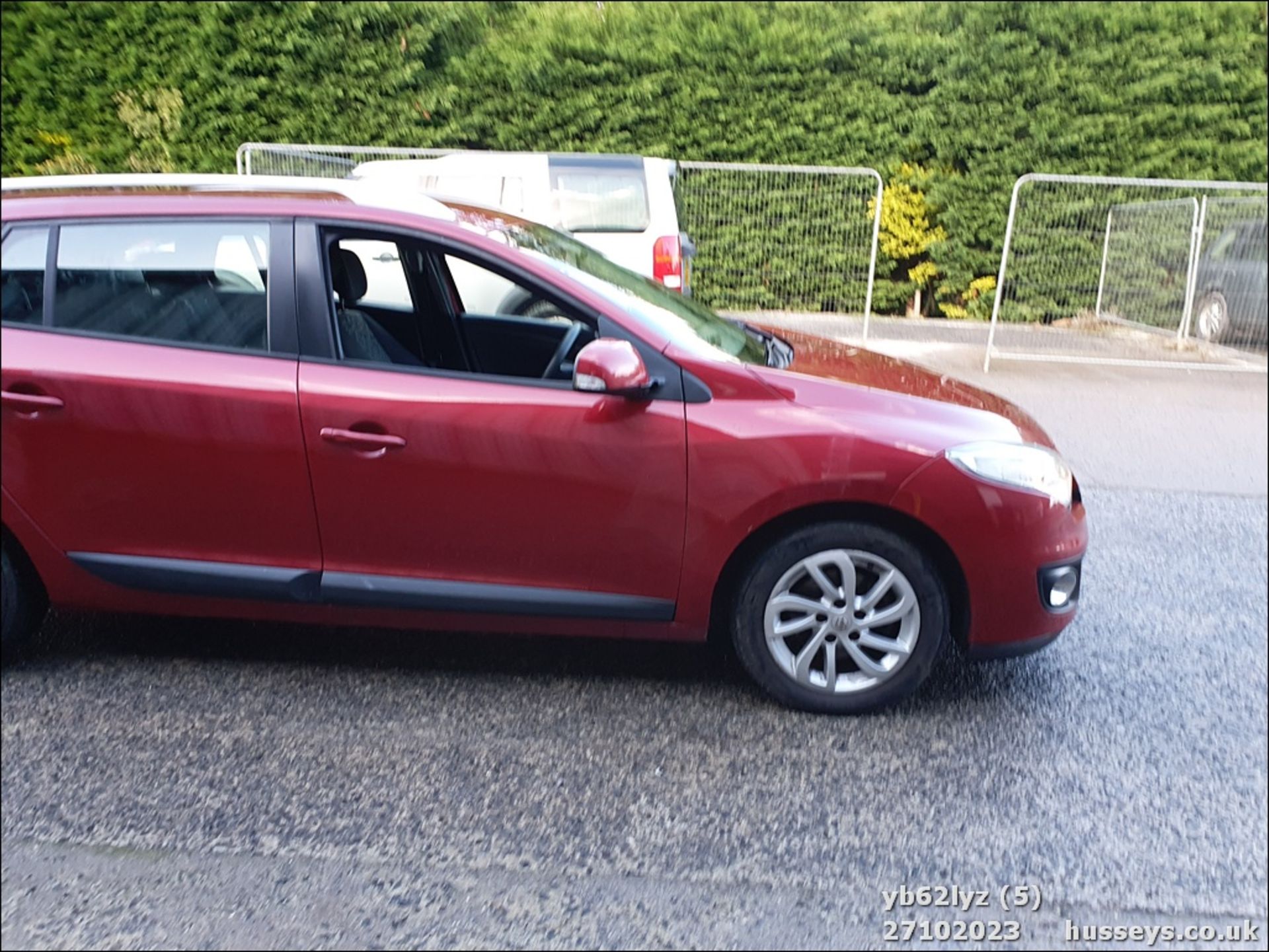 13/62 RENAULT MEGANE EXPRESSION PLUS DC - 1461cc 5dr Estate (Red, 211k) - Image 6 of 57