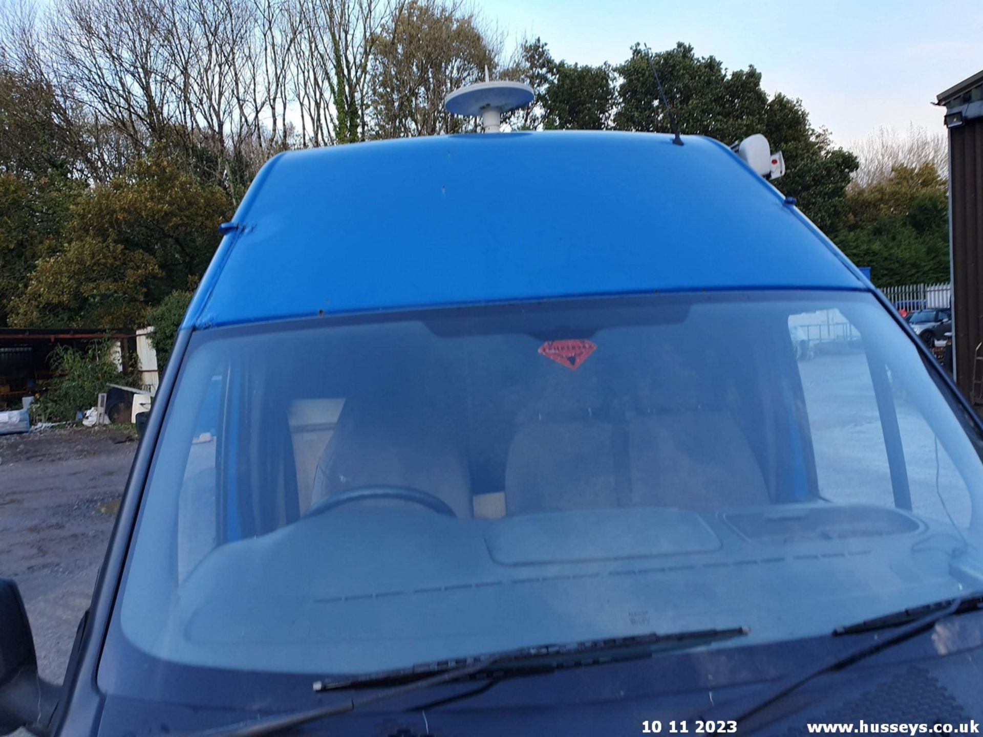 05/55 FORD TRANSIT CAMPER CONVERSION 350 LWB - 2402cc 5dr Van (Blue) - Image 26 of 64