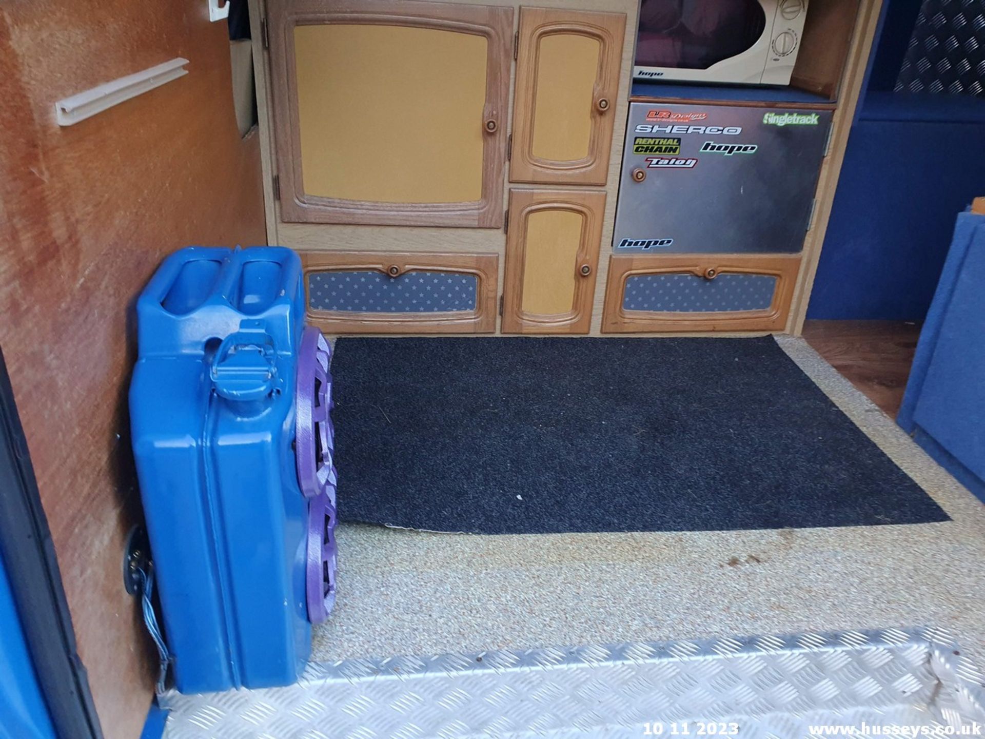 05/55 FORD TRANSIT CAMPER CONVERSION 350 LWB - 2402cc 5dr Van (Blue) - Image 33 of 64