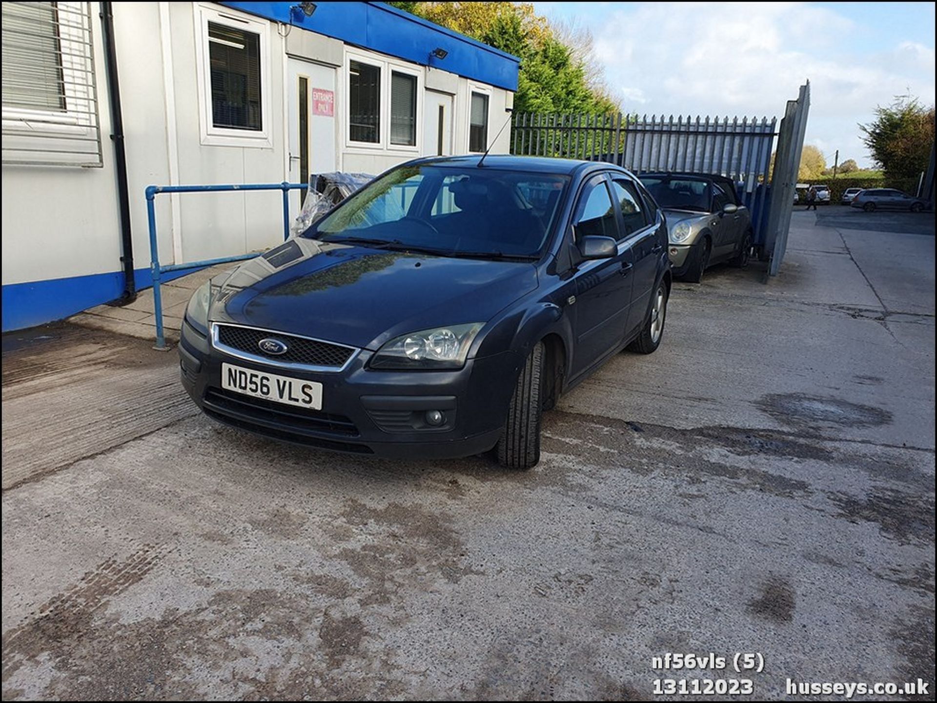 06/56 FORD FOCUS ZETEC CLIMATE - 1596cc 5dr Hatchback (Grey, 151k) - Image 6 of 35