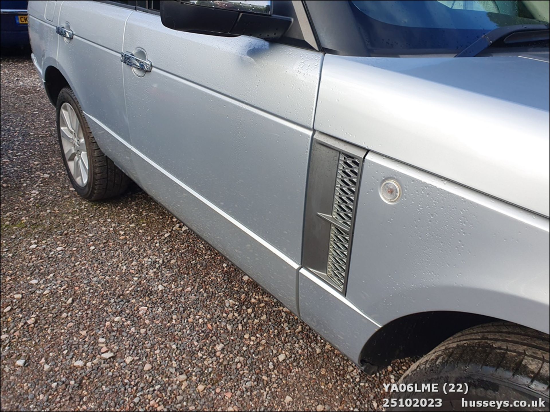 06/06 LAND ROVER RANGEROVER V8 SC AUTO - 4197cc 5dr Estate (Silver, 154k) - Image 23 of 44