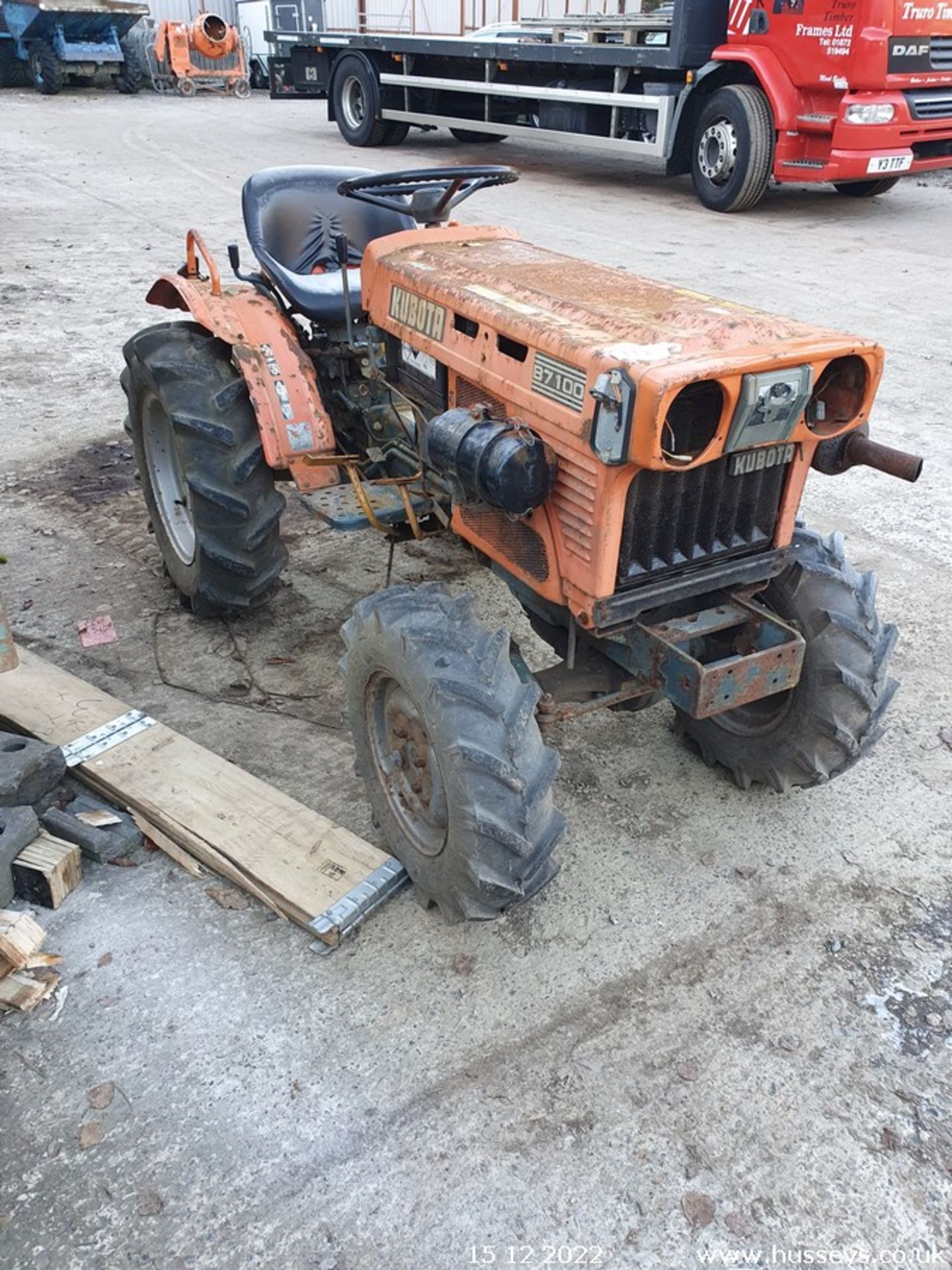 KUBOTA B7100 COMPACT TRACTOR - Image 2 of 5