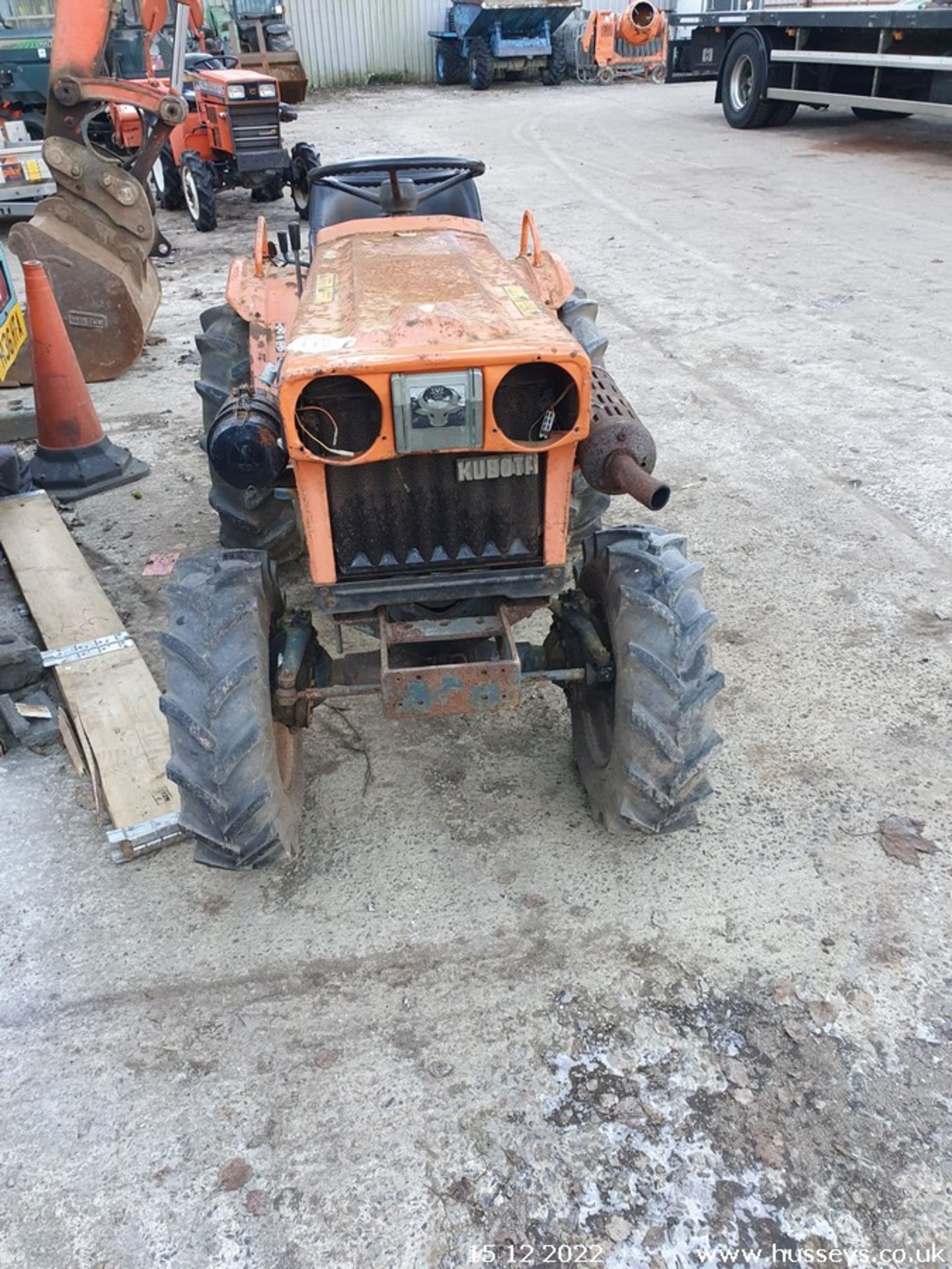 KUBOTA B7100 COMPACT TRACTOR - Image 3 of 5