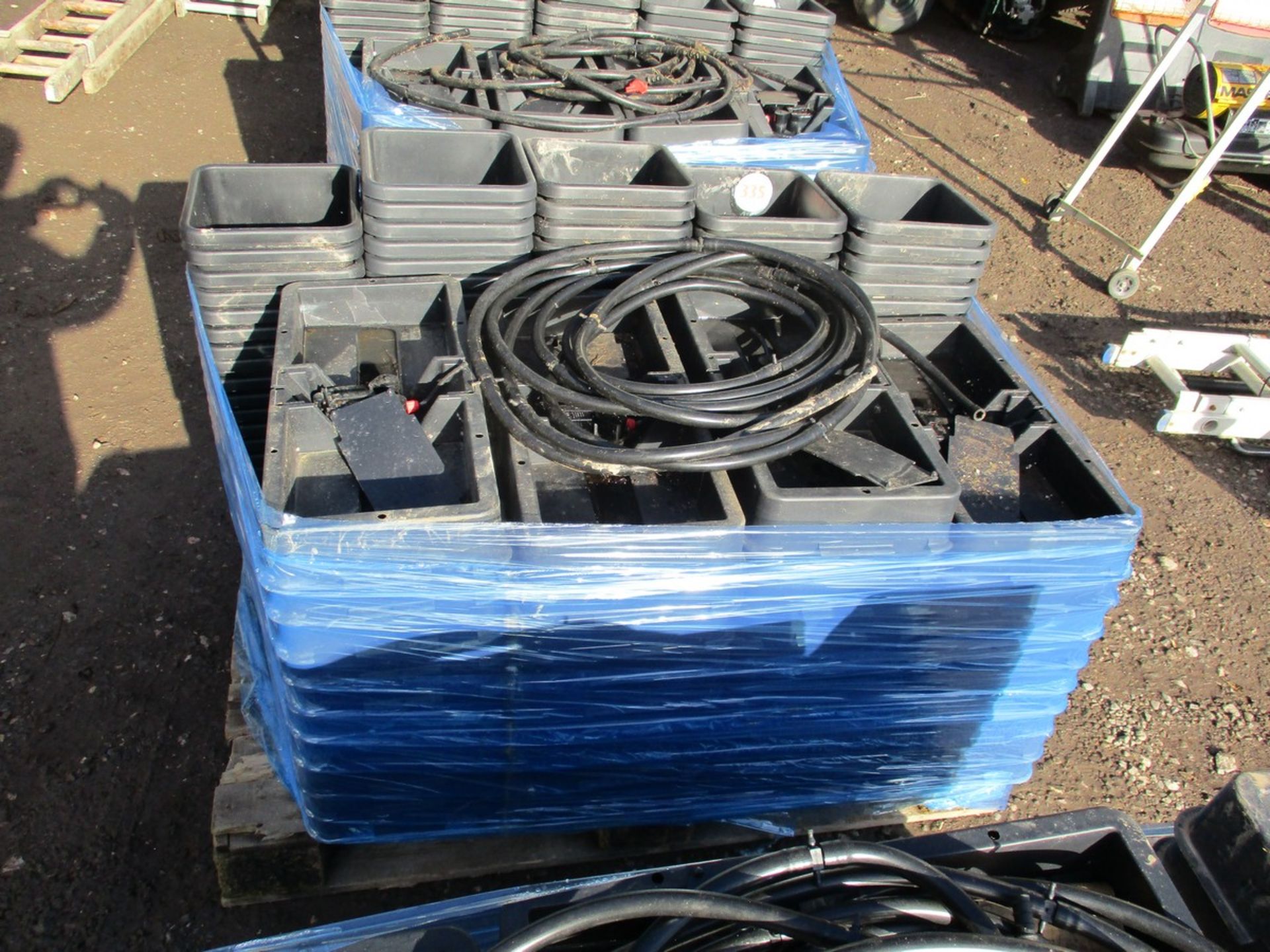 AUTO POTS 40 TRAYS 80 POTS C.W PIPEWORK 8.5 LITRE POTS TRAYS WITH FLOATS (NEW PRICE £450)