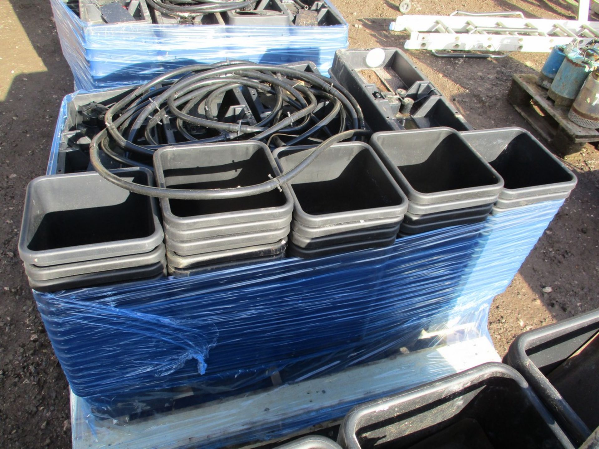 AUTO POTS 40 TRAYS 80 POTS C.W PIPEWORK 8.5 LITRE POTS TRAYS WITH FLOATS (NEW PRICE £450)