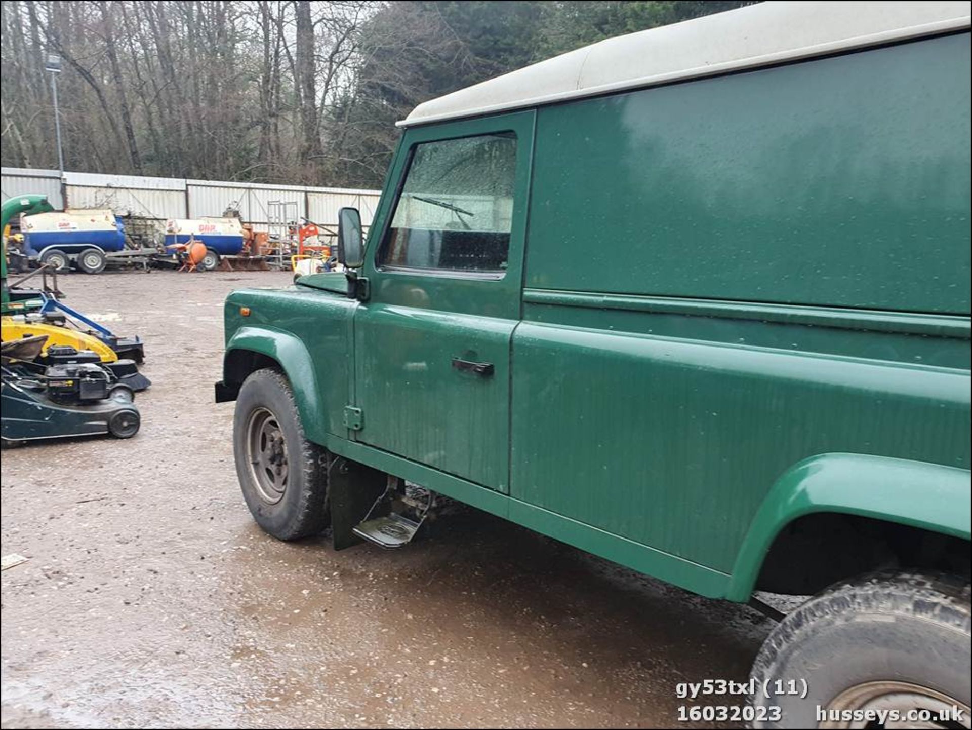 03/53 LAND ROVER DEFENDER 110 COUNTY TD5 - 2495cc 3dr Van (Green) - Image 11 of 45