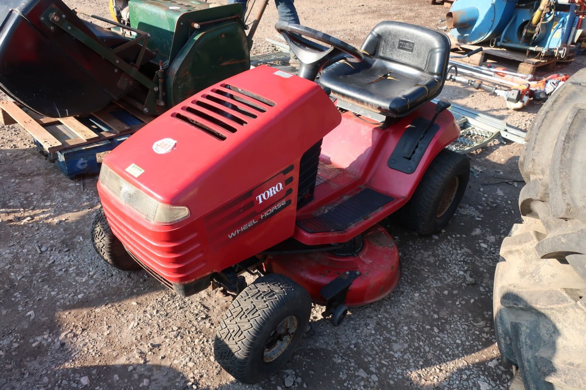 TORO WHEEL HORSE RIDE ON MOWER - Image 4 of 5