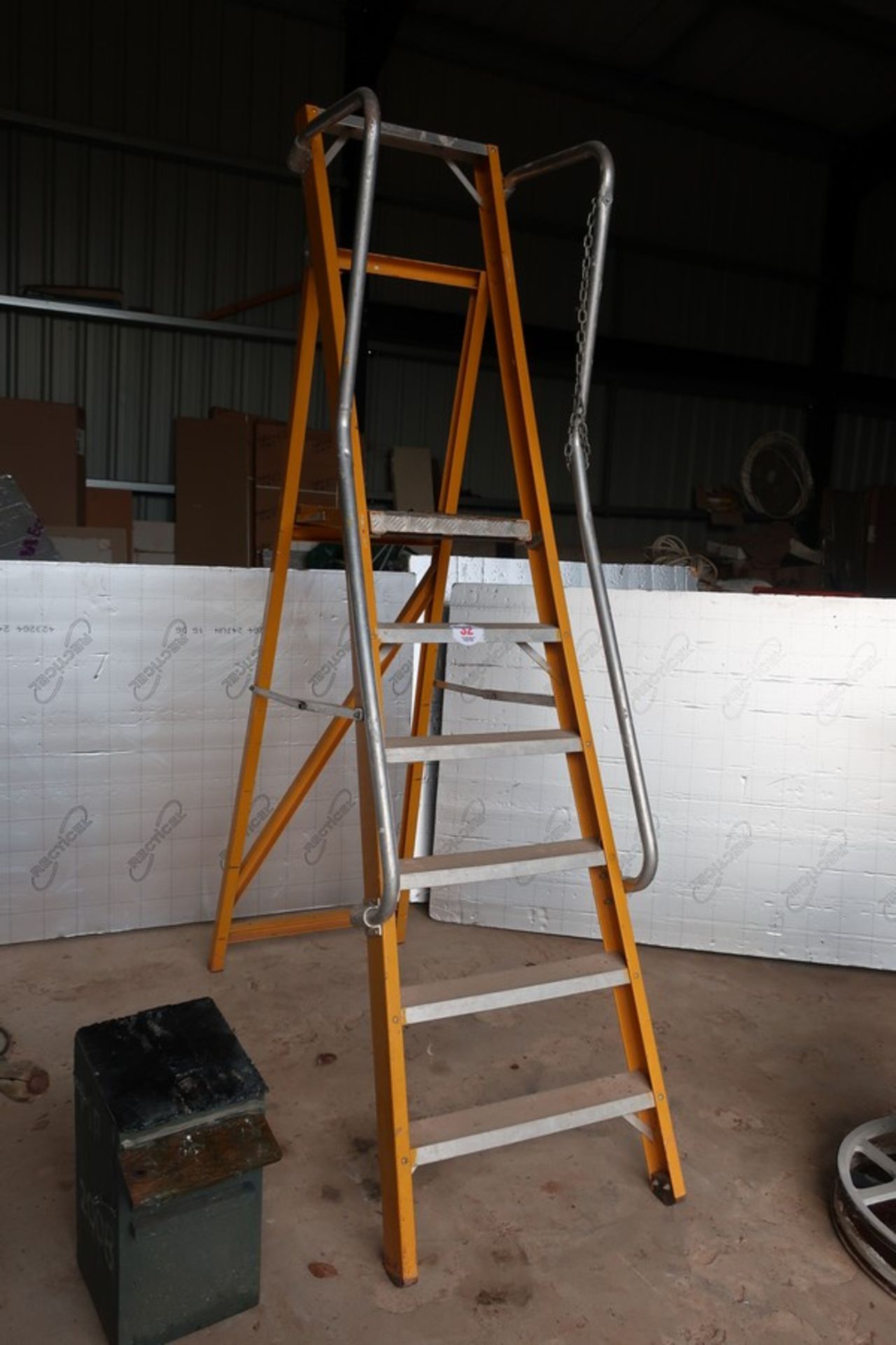 STEP LADDER