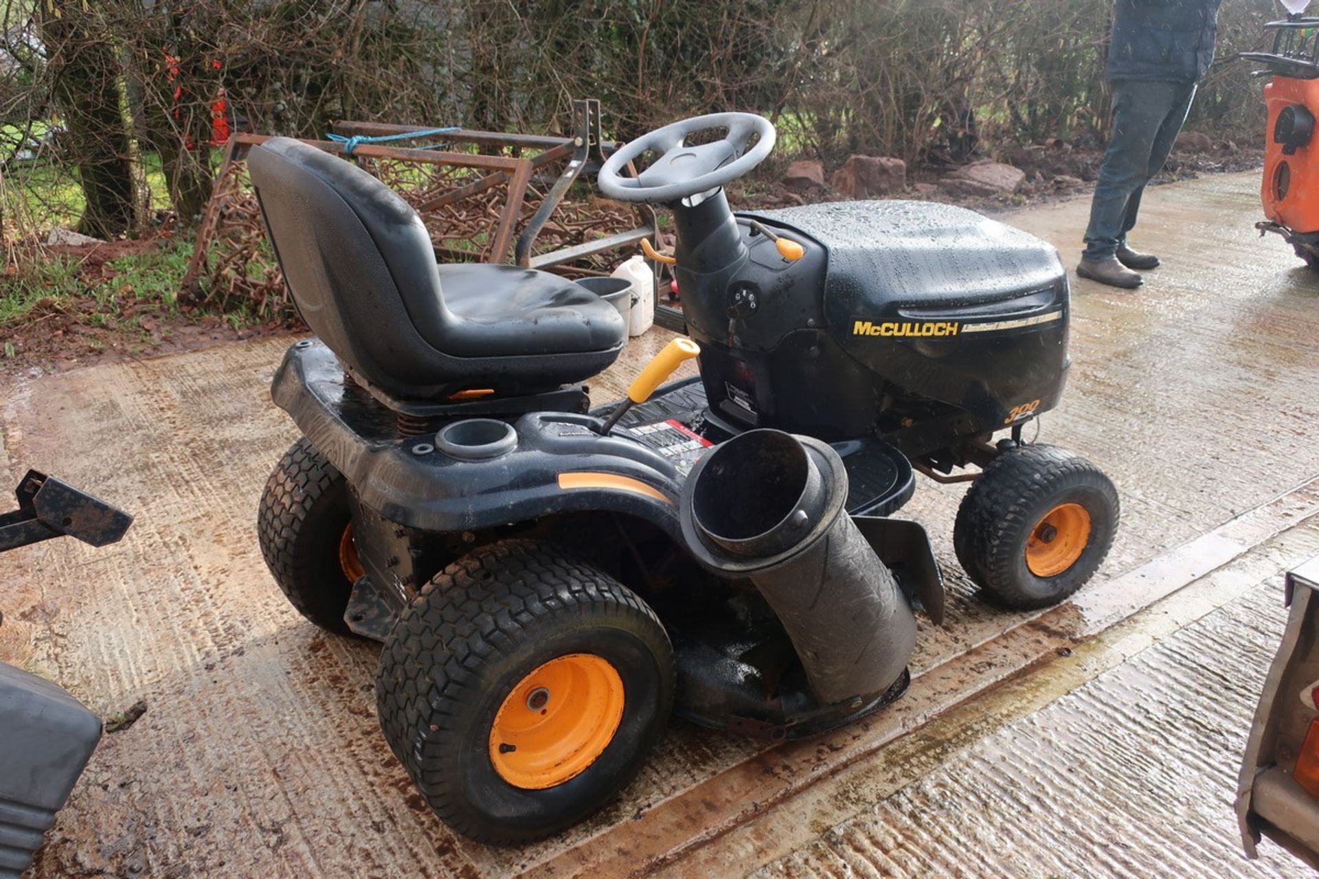 MCCULLOCH 300EX RIDE ON MOWER C.W COLLECTOR (NON RUNNER) - Image 4 of 7