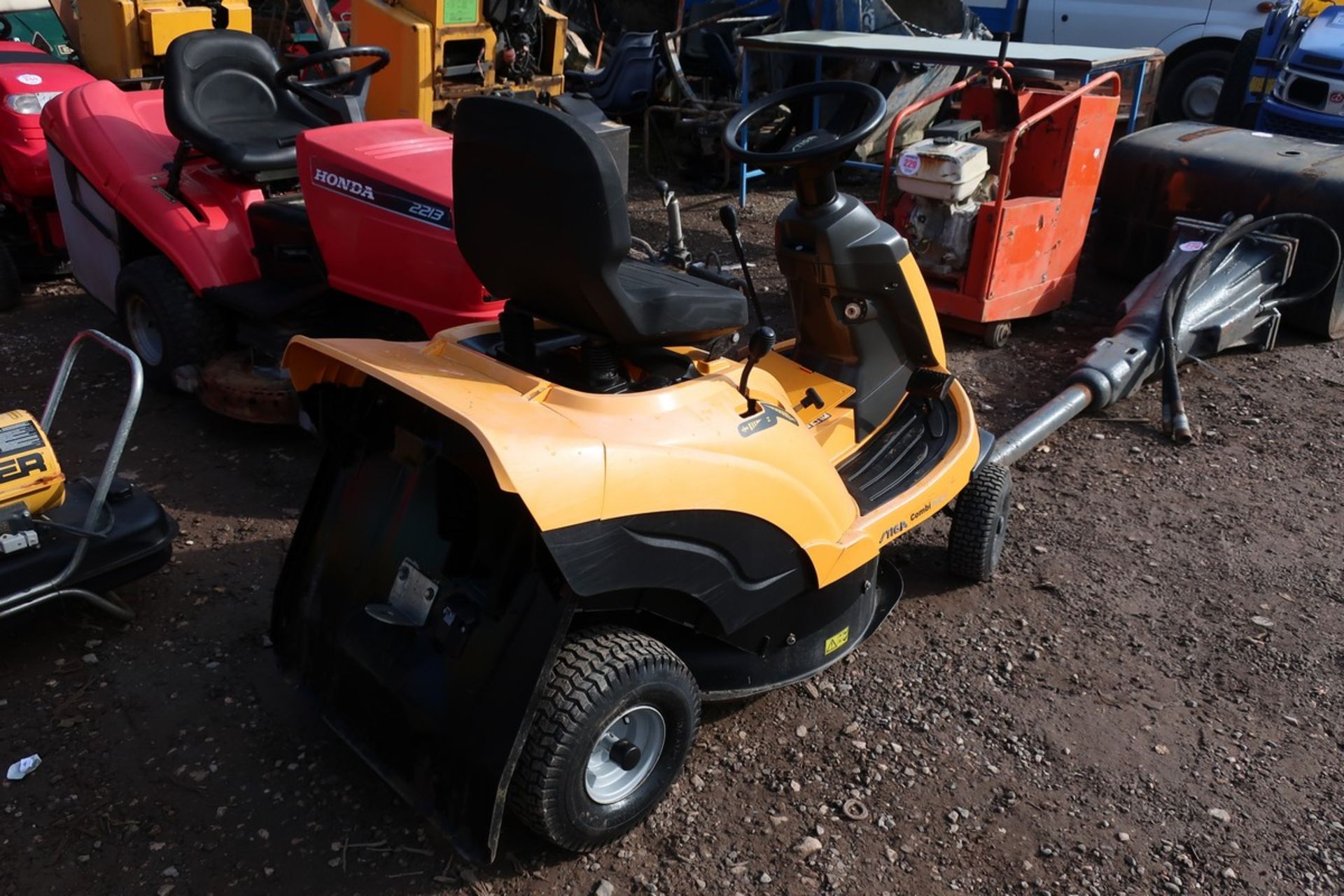 STIGA RIDE ON MOWER - Image 3 of 5