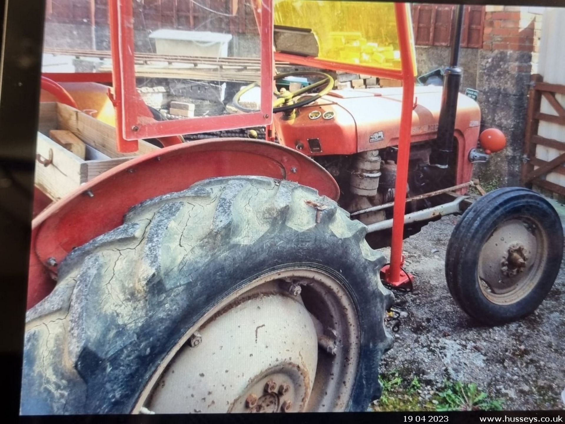 MASSEY FERGUSON 4 CYLINDER TRACTOR - Image 6 of 14