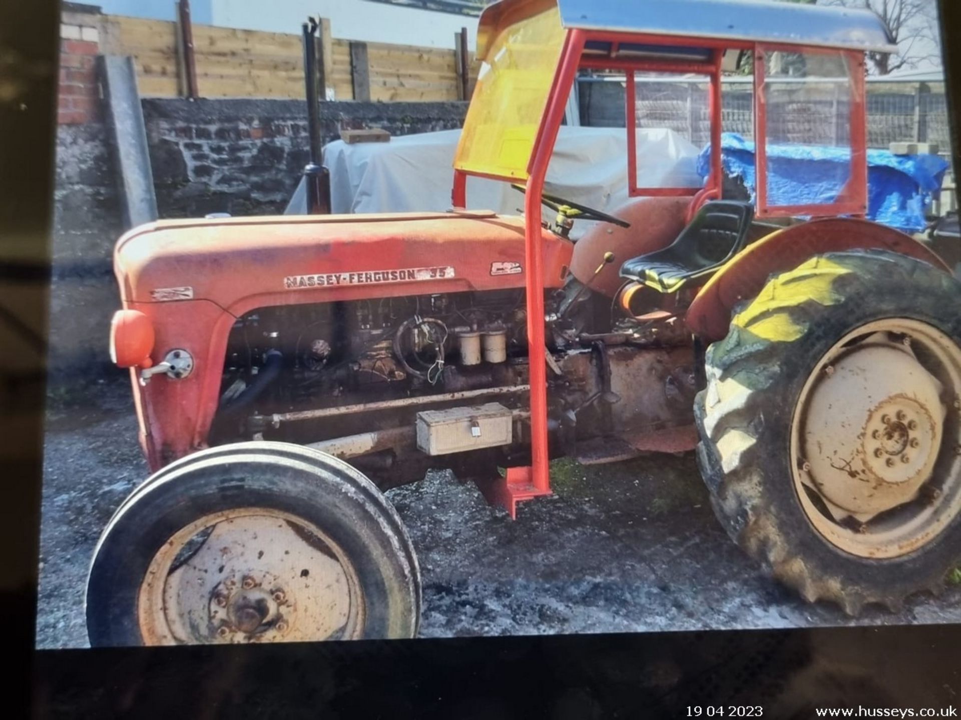 MASSEY FERGUSON 4 CYLINDER TRACTOR - Image 11 of 14