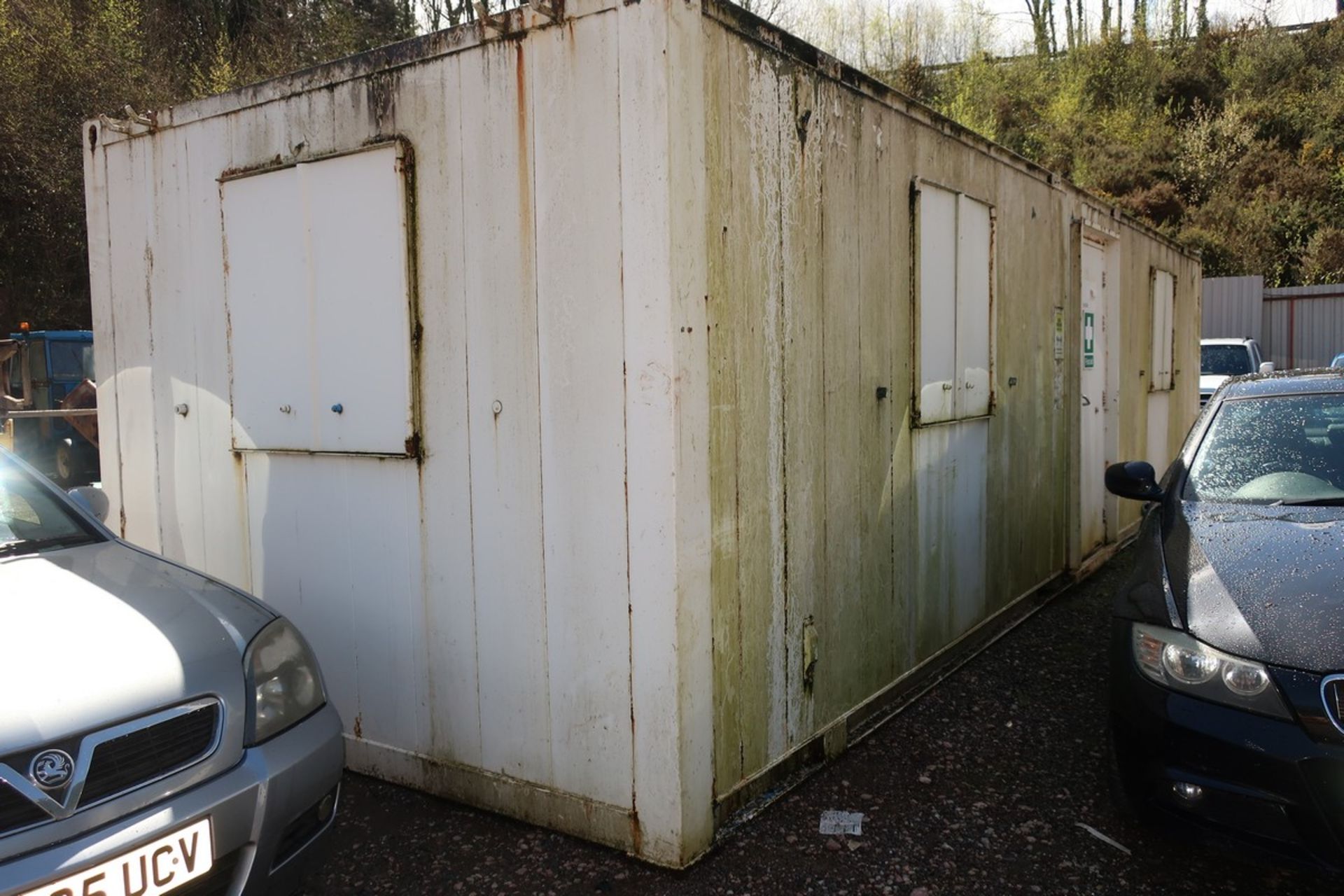 APPROX 30FT X 10FT OFFICE CONTAINER (BUYER TO ARRANGE HIAB LORRY FOR LOADING) - Image 4 of 9