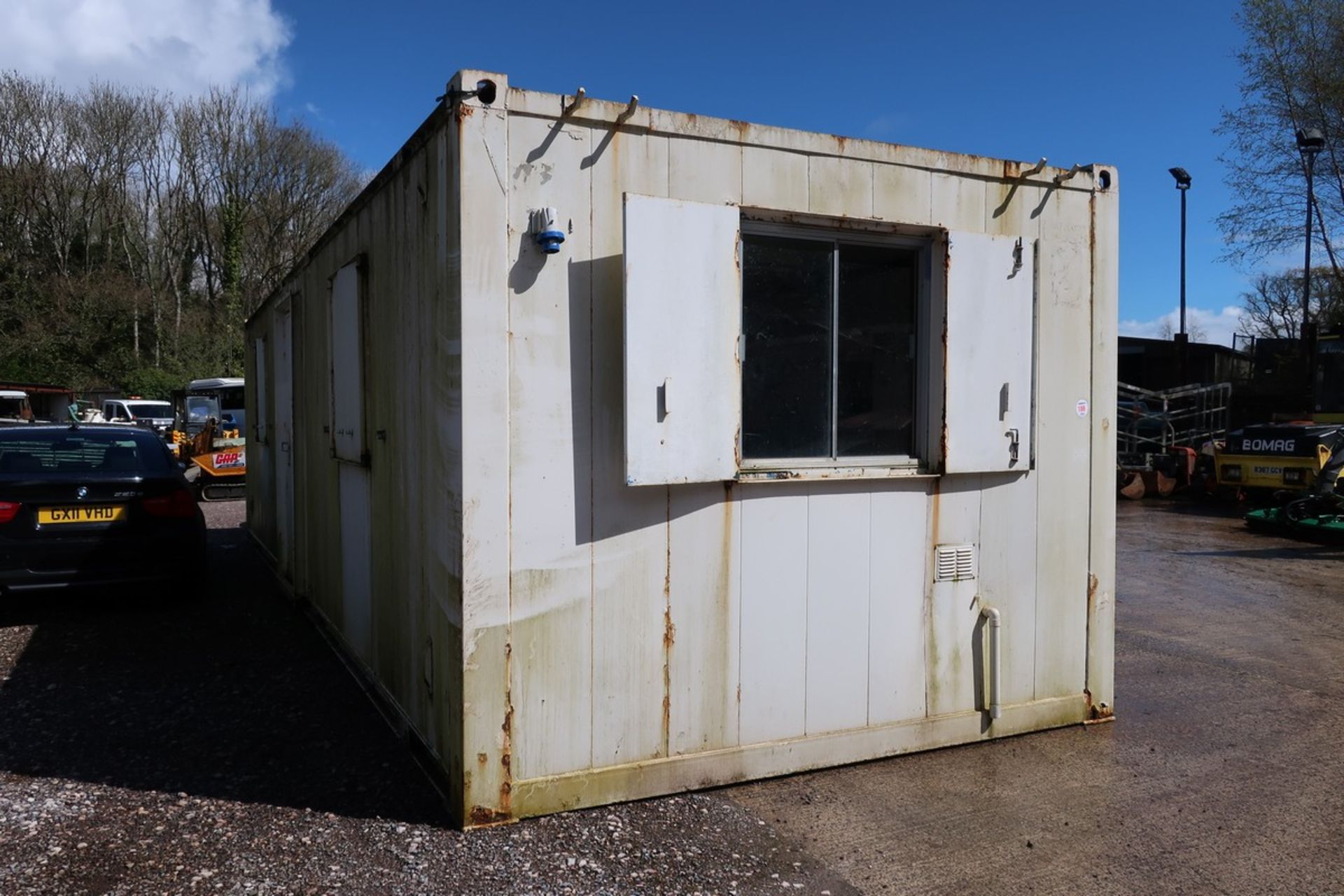 APPROX 30FT X 10FT OFFICE CONTAINER (BUYER TO ARRANGE HIAB LORRY FOR LOADING) - Image 3 of 9