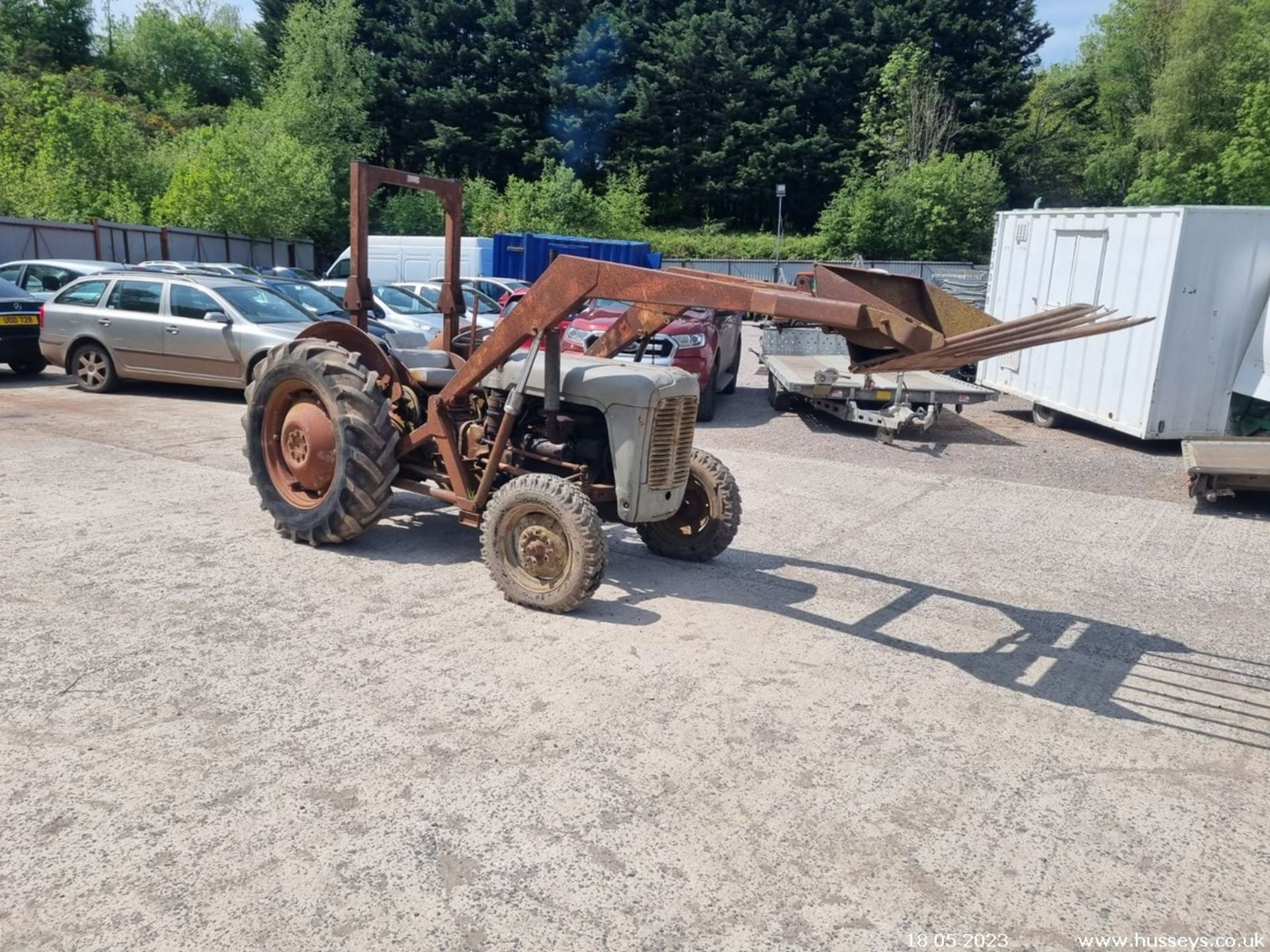 MASSEY FERGUSON FE35 GREY/GOLD TRACTOR C.W LOADER & REAR WEIGHT. 857 AHU C.W V5