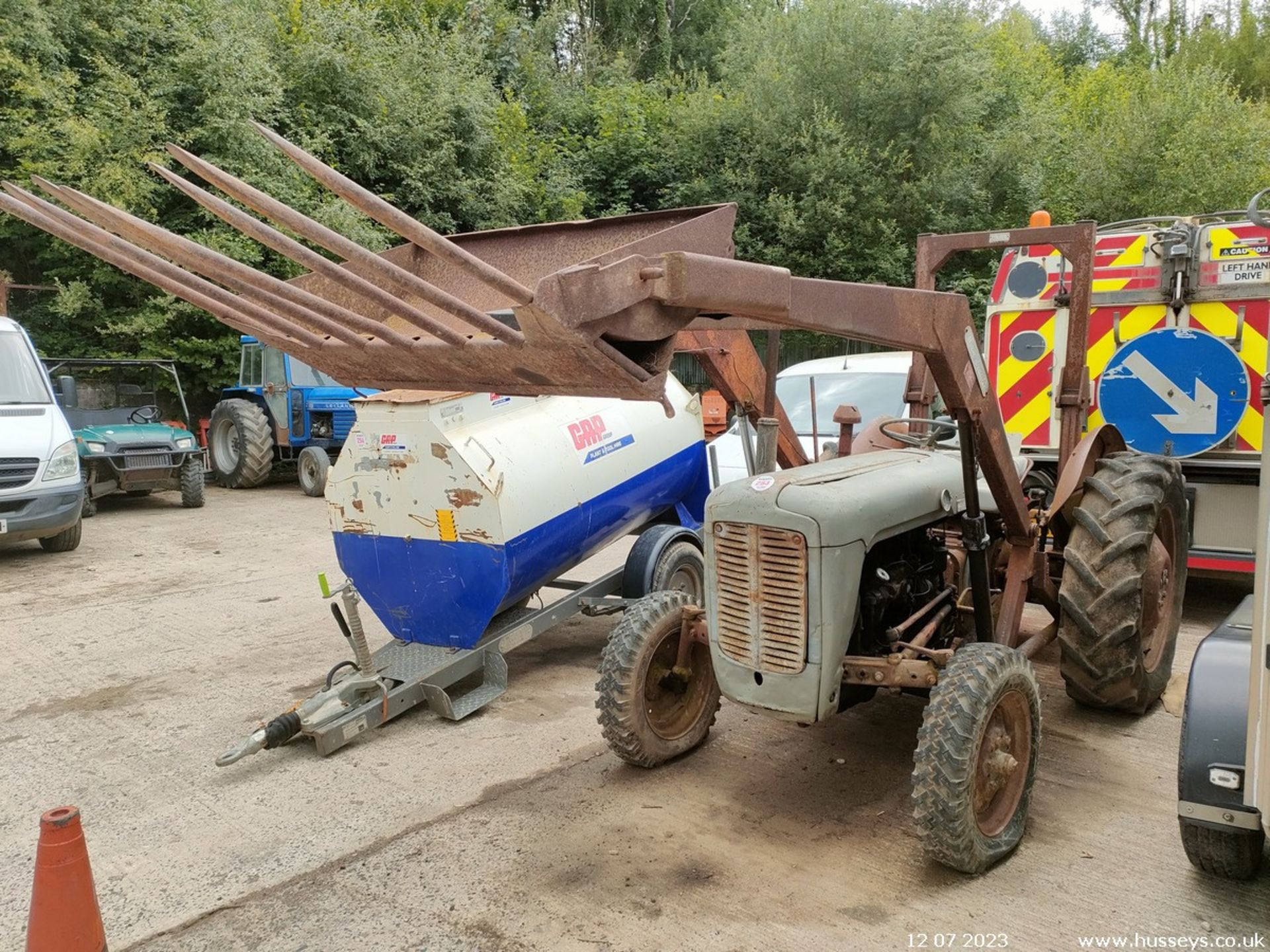 FERGIE FE35 TRACTOR C.W LOADER