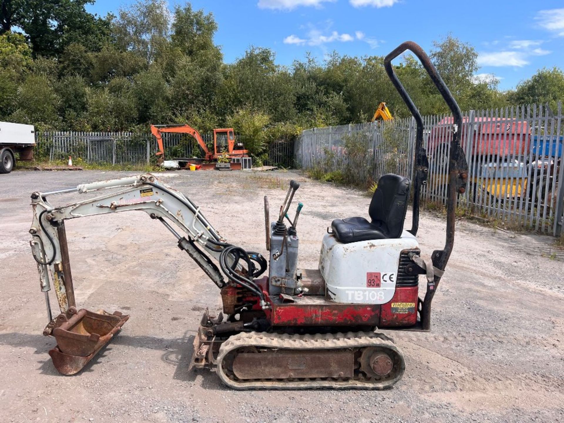 TAKEUCHI TB108 MICRO DIGGER 2 BUCKETS EXPANDING TRACKS RTD