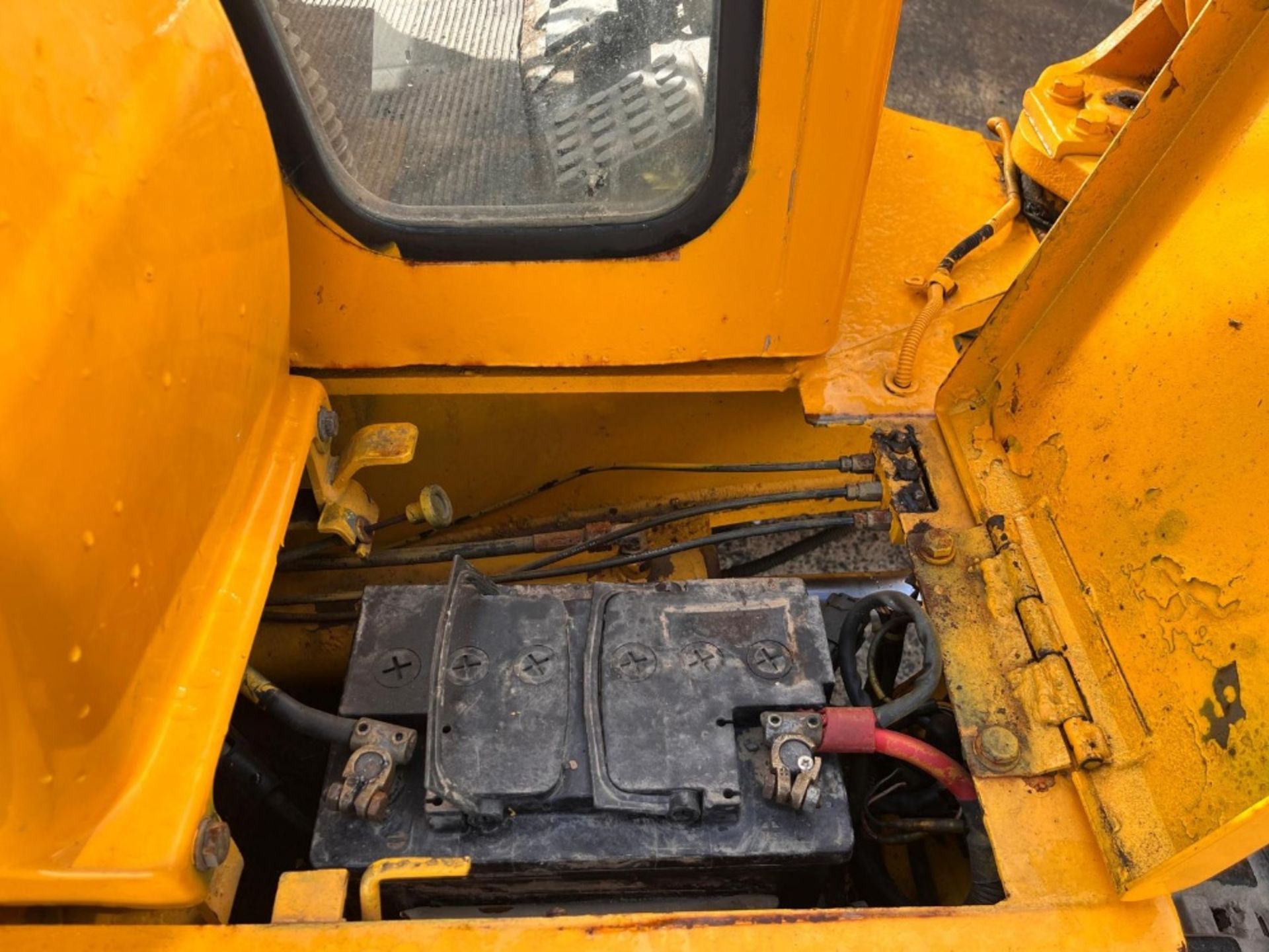 KOMATSU 2.7 TON DIGGER QUICK HITCH 3 BUCKETS RTD - Image 8 of 11