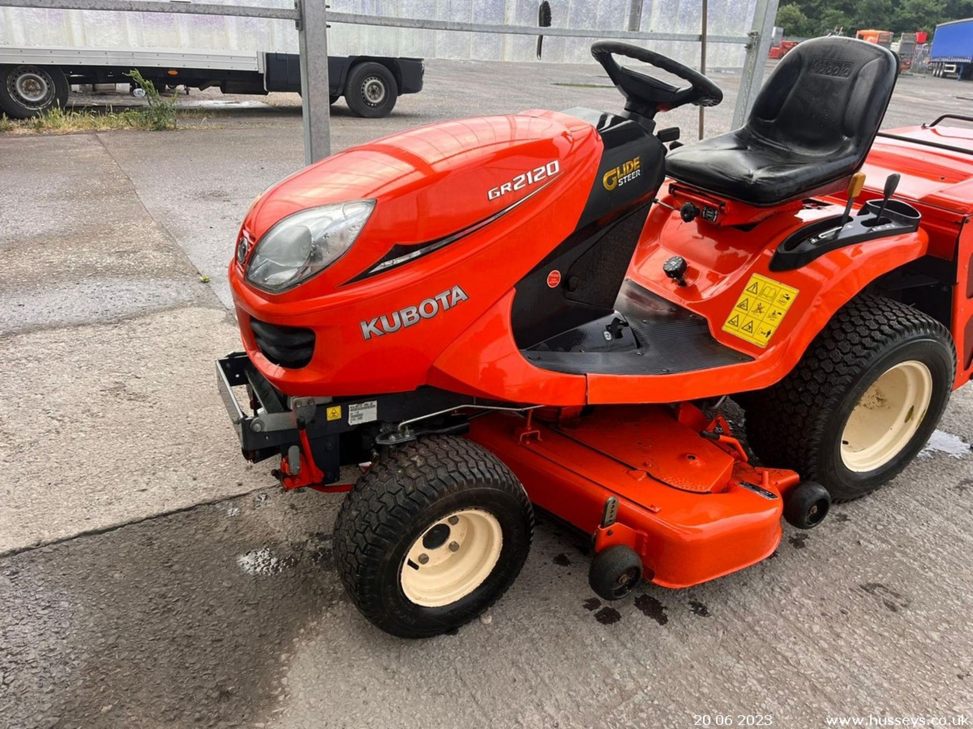 KUBOTA GR2120 DIESEL RIDE ON MOWER. GLIDE STEER. RDC - Image 3 of 11