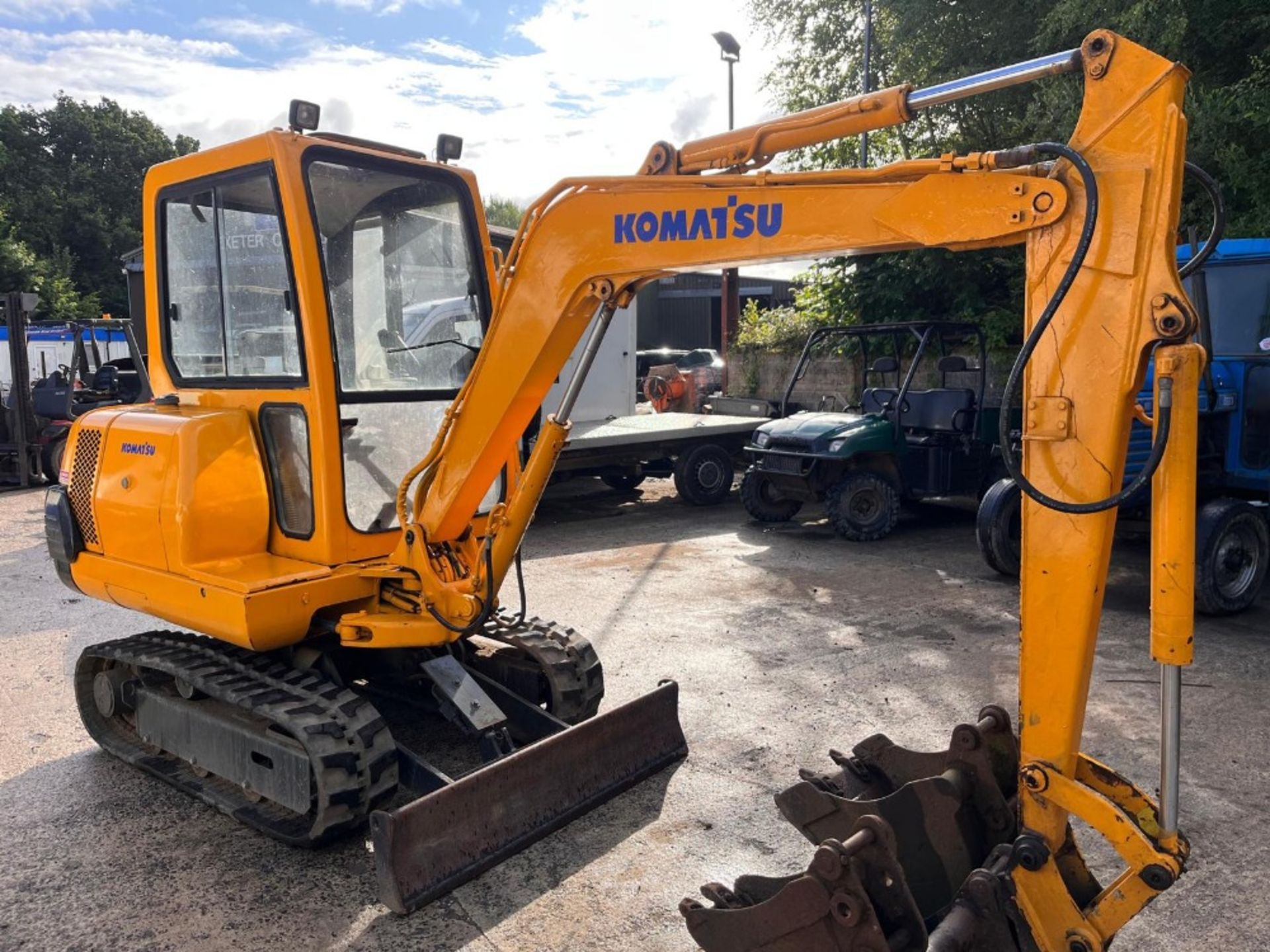 KOMATSU 2.7 TON DIGGER QUICK HITCH 3 BUCKETS RTD