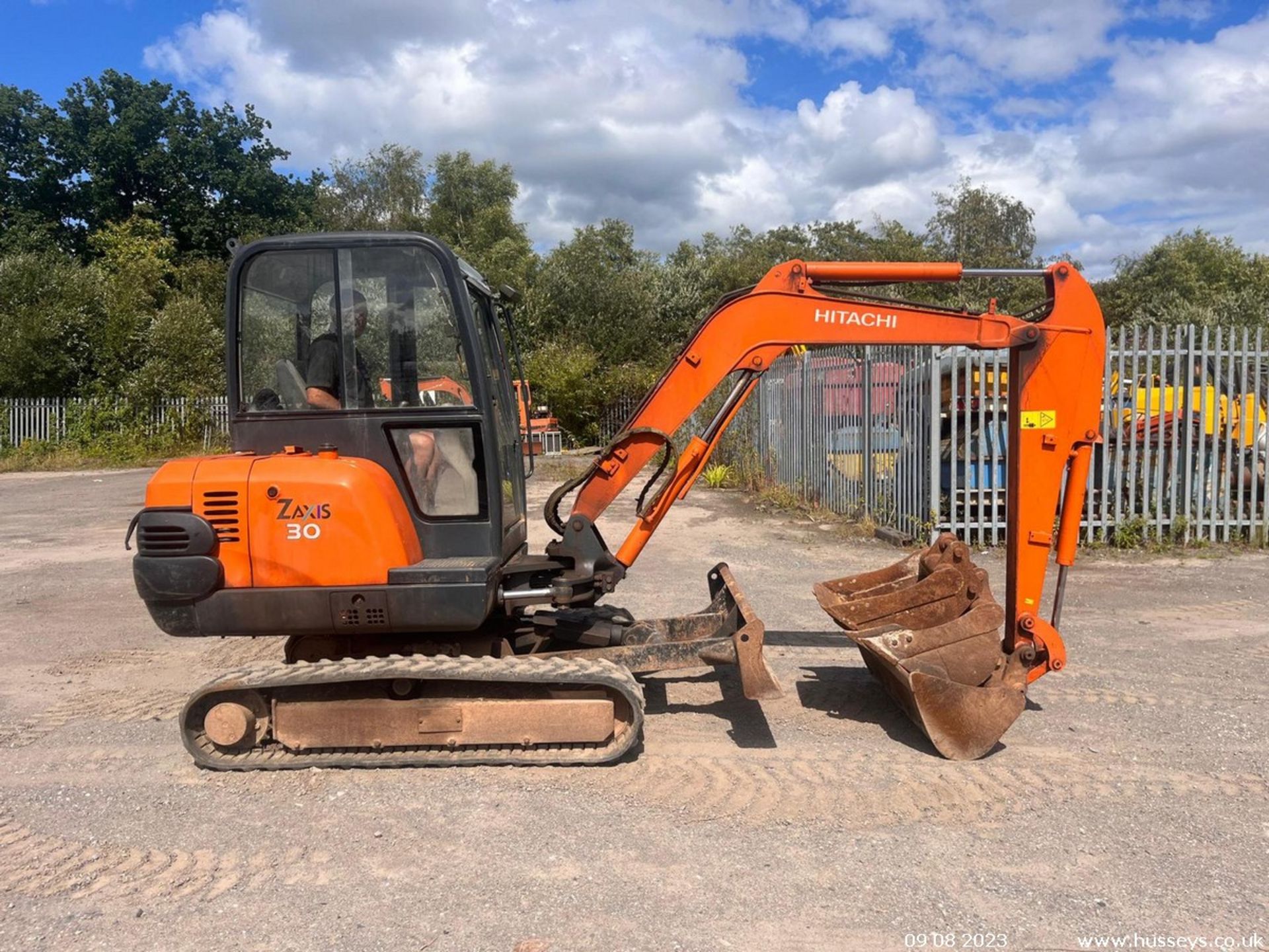 HITACHI ZX30 DIGGER C.W QH 3 BUCKETS RTD - Image 3 of 10