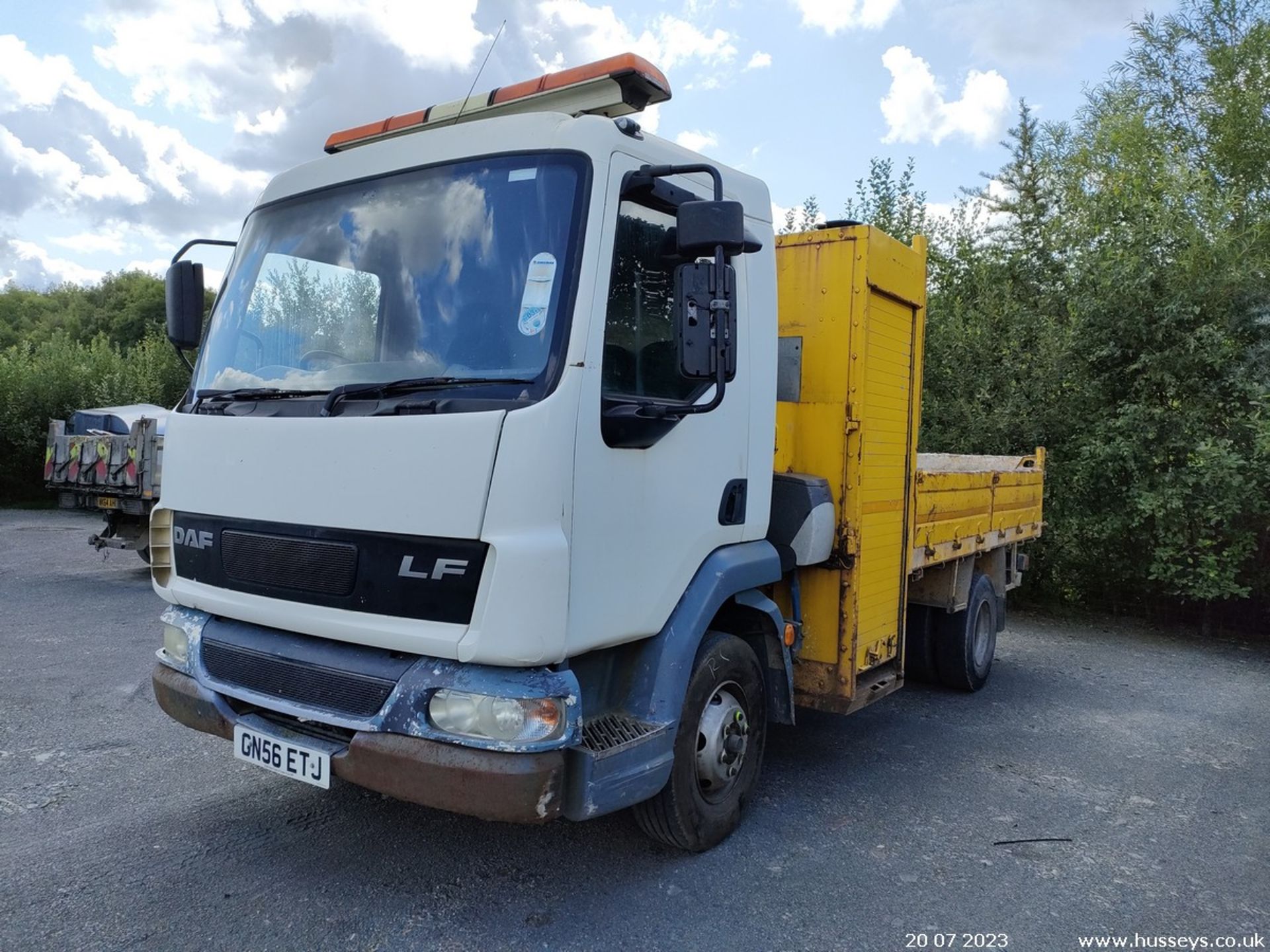 06/56 DAF TRUCKS FA LF45.150 - 3920cc 2dr Tipper (White/yellow) - Image 3 of 30