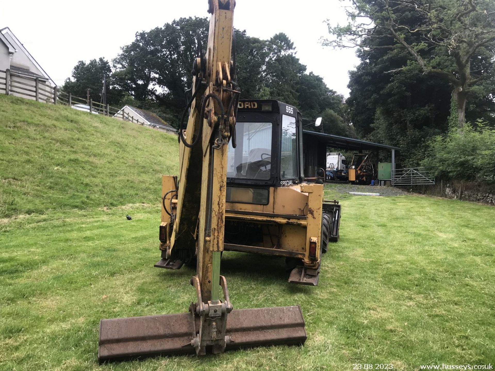 FORD 555 WHEEL DIGGER C.W 2 BUCKETS & PALLET FORKS - Image 2 of 6