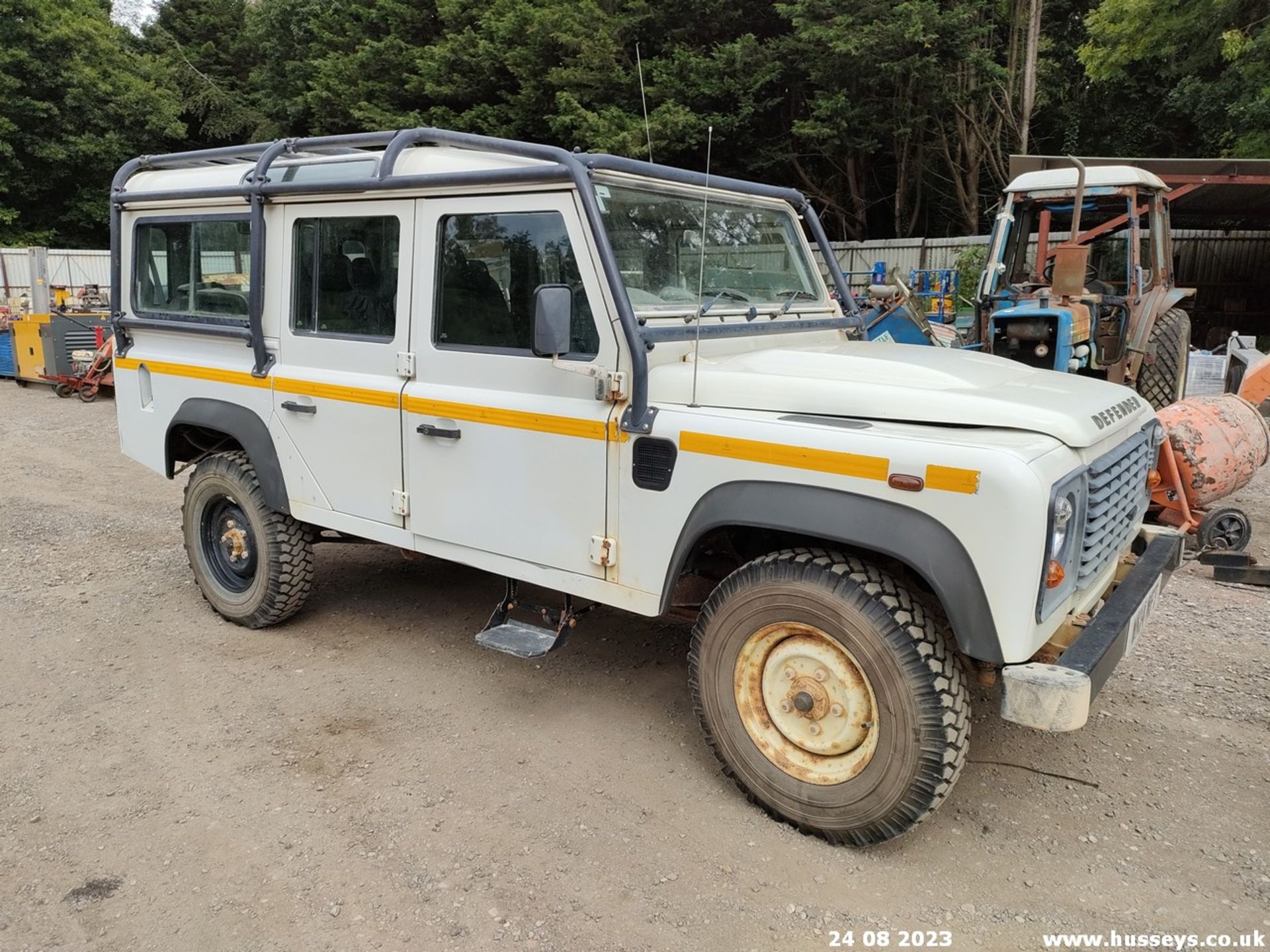 14/14 LAND ROVER DEFENDER 110 TD D/C - 2198cc 5dr 4x4 (White, 30k) - Image 16 of 26