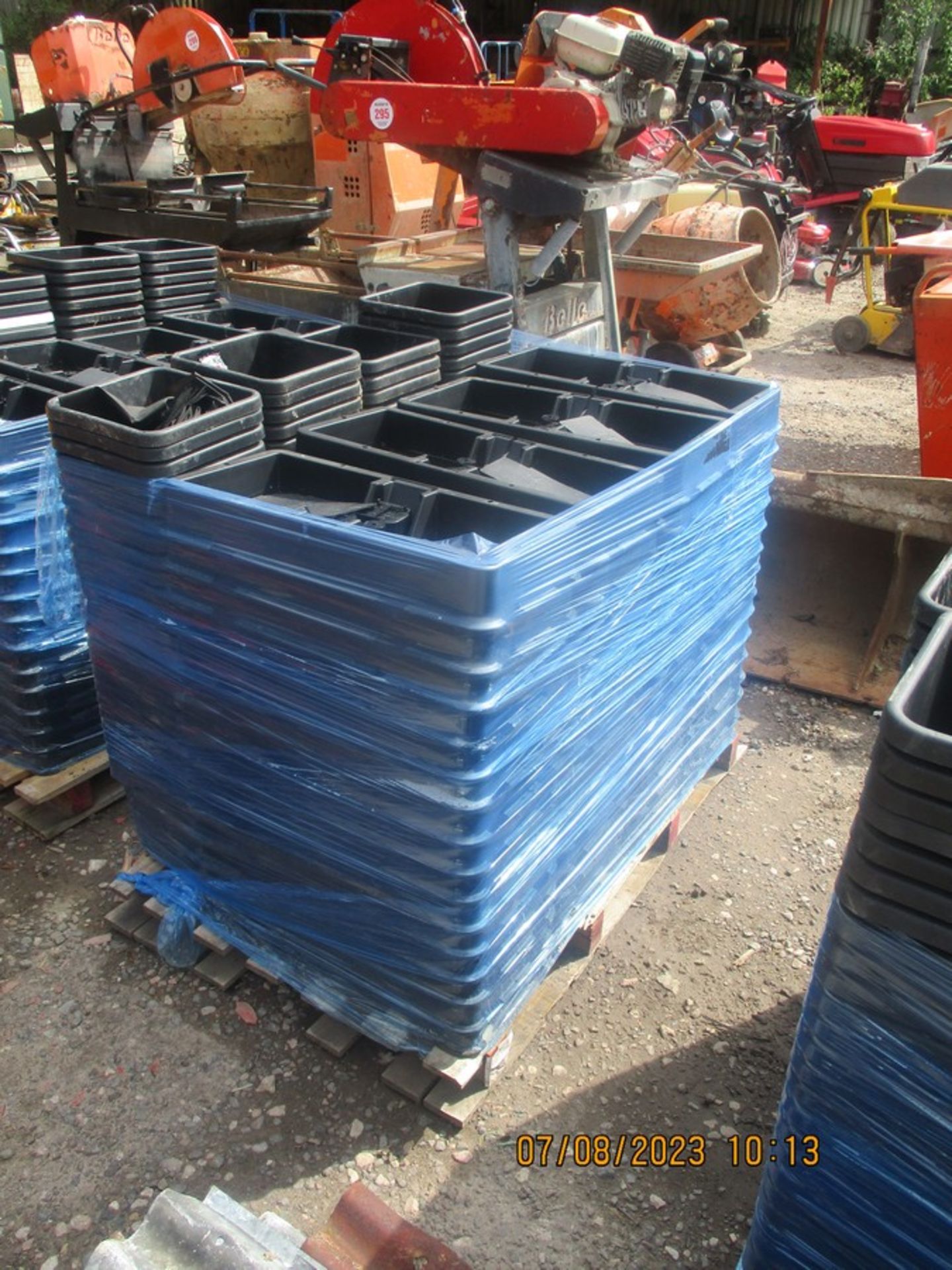 PALLET OF AUTOPOTS 50 TRAYS/100 POTS C.W FLOATS ROOT MATS & POT SLEEVES