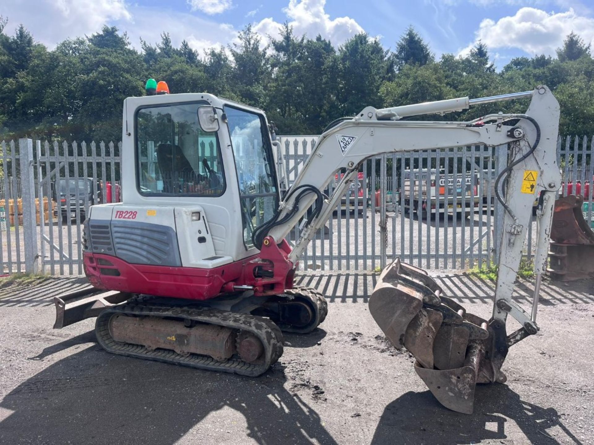 TAKEUCHI TB228 DIGGER C.W 4 BUCKETS QH RTD